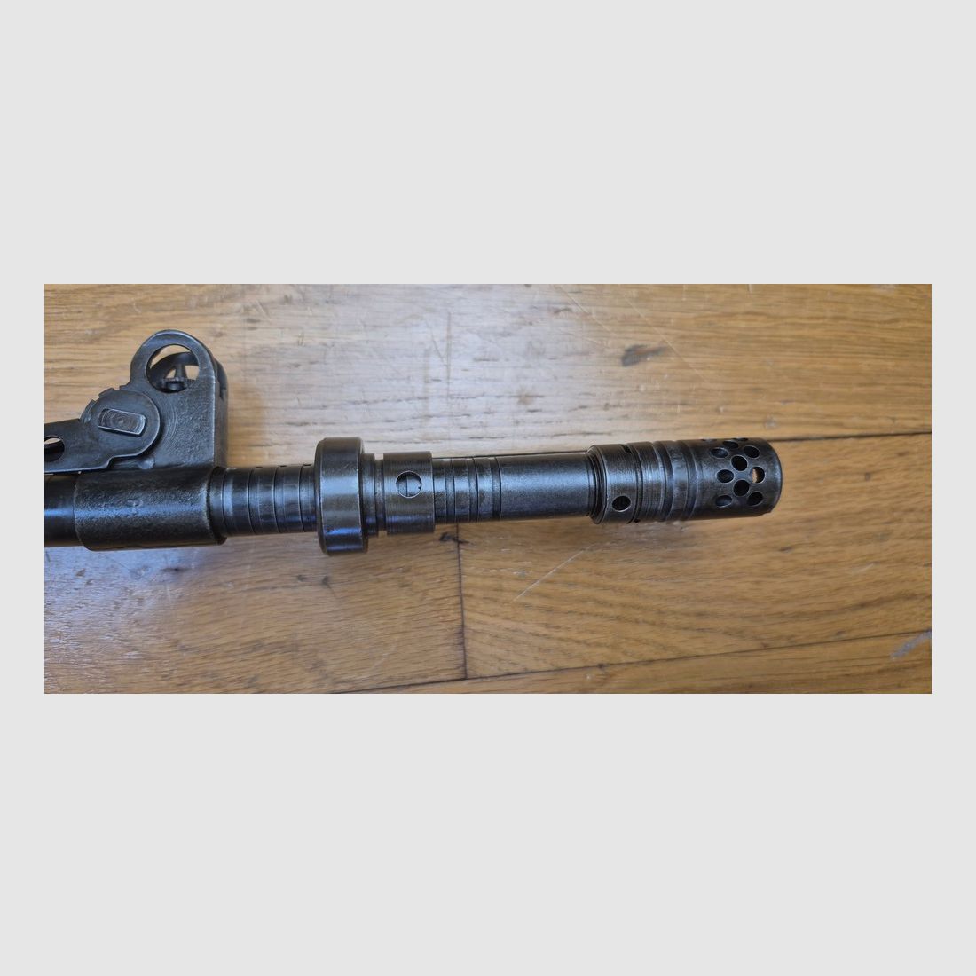 Schönes und sehr seltenes Selbstladeflinte MAS 49-56 – Originalkaliber 7,5 x 54 MAS – Mythische Waffe – Sehr gute mechanische Funktion – Schöner Lauf mit klaren Zügen – Guter ästhetischer Zustand – zwei 10-Schuss-Magazine – Nachtsicht- und Platzpatronenfunktion (selten) – Gewehrriemen – Seltene Waffe in TBE+, Bild 12 von 35