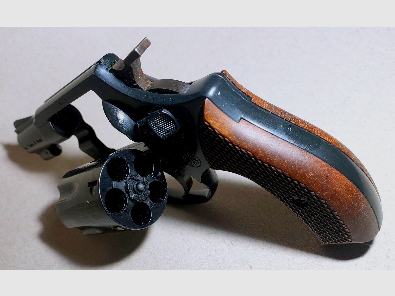 Weihrauch HW37 cal. 9mm R.K. (PTB 887) mit Holzgriffschalen OVP sehr gut erhalten.