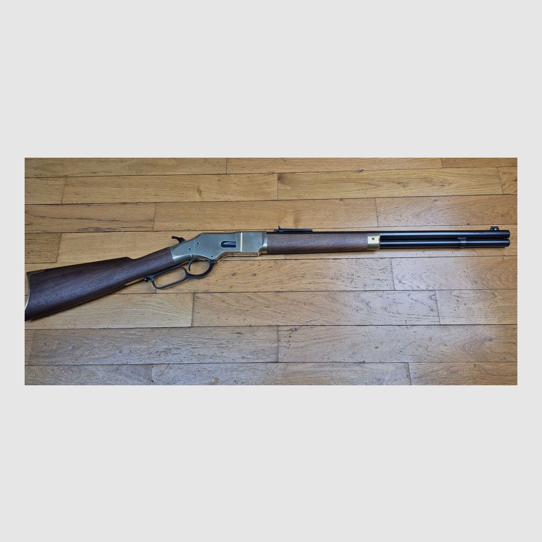 Superbe et rare carabine Winchester modèle 1866 – Une « Yellow Boy » dans une peu courante fabrication Miroku au Japon – Rare cal.38 SP/38 spécial – Boitier bronze/laiton comme les originaux – 10 coups – Mécanique et bois à l&rsquo;état de neuf ou quasi neuf – Arme en fabrication moderne d&rsquo;exception et pièce rare – TBE+++, image 2 sur 51
