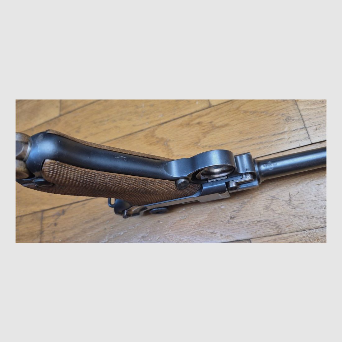 Außergewöhnliche Luger P04 Marinepistole – Deutsches Kaiserreich 1. Weltkrieg – Waffe der 5. Lieferung von 8.000 Waffen in 1916-1917 – Kal. 9×19 – Waffe in außergewöhnlichem Zustand, einheitliche Seriennummer bis zum enthaltenen Magazin – Eine der 34.000 P04 insgesamt – Ausgezeichneter mechanischer Zustand – Hervorragende ästhetische Verfassung – Letztes Modell der DMW von 1917 – Sehr seltenes Stück und Sammlerstück von höchster Qualität – TBE+++, Bild 15 von 29