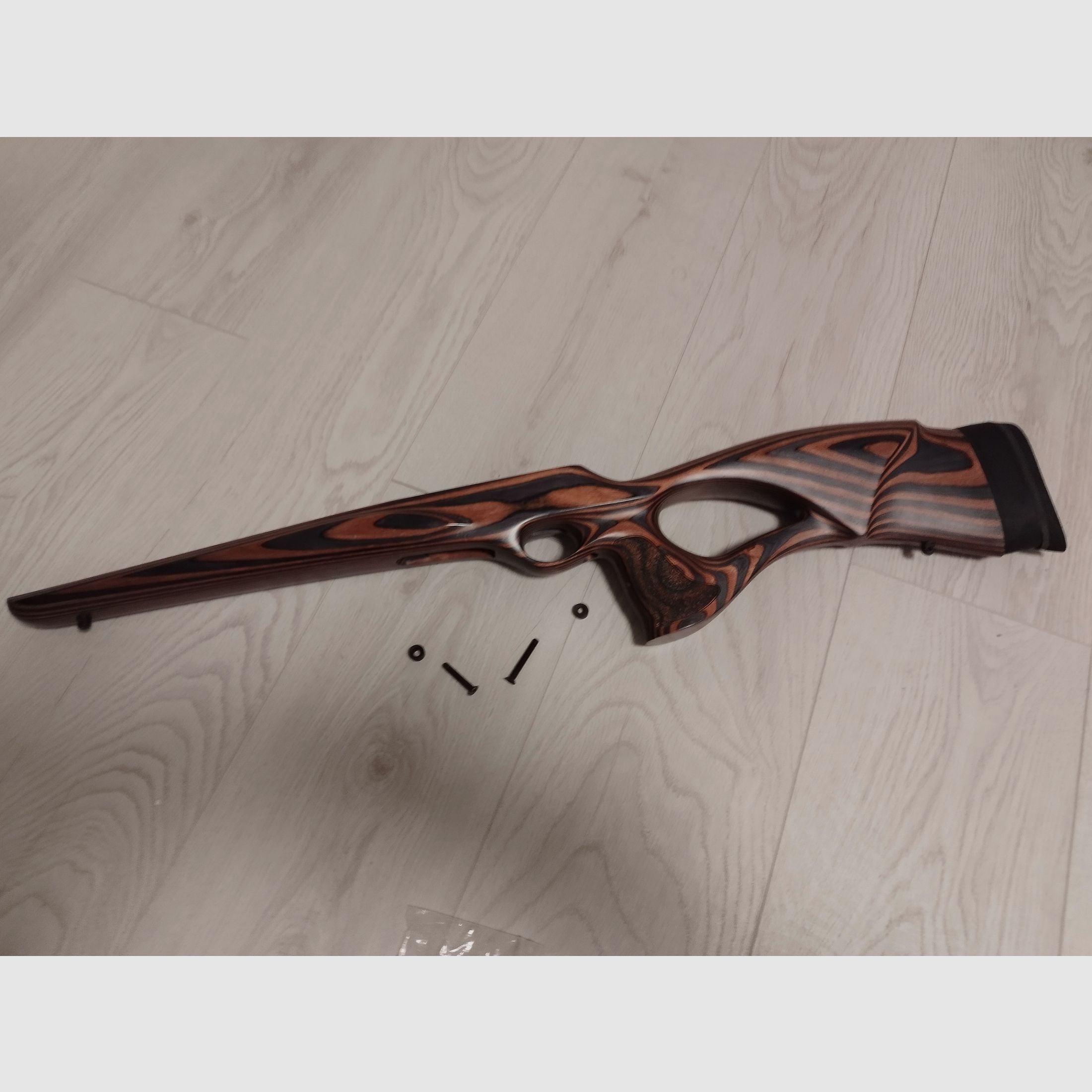 Original CZ457 Holzschaft Thumbhole con espaciadores modulares