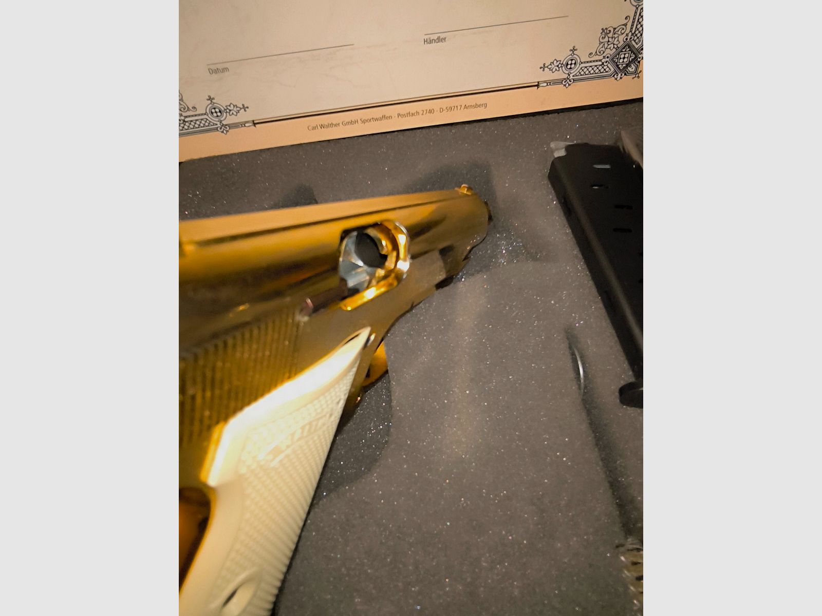 Attention collectors & James Bond fans, rarity - display piece-limited special edition & new for decades, as well as no longer available on countless pages and platforms, Walter PP with white grips & VHS, top condition!!! As good as new & unfired!!