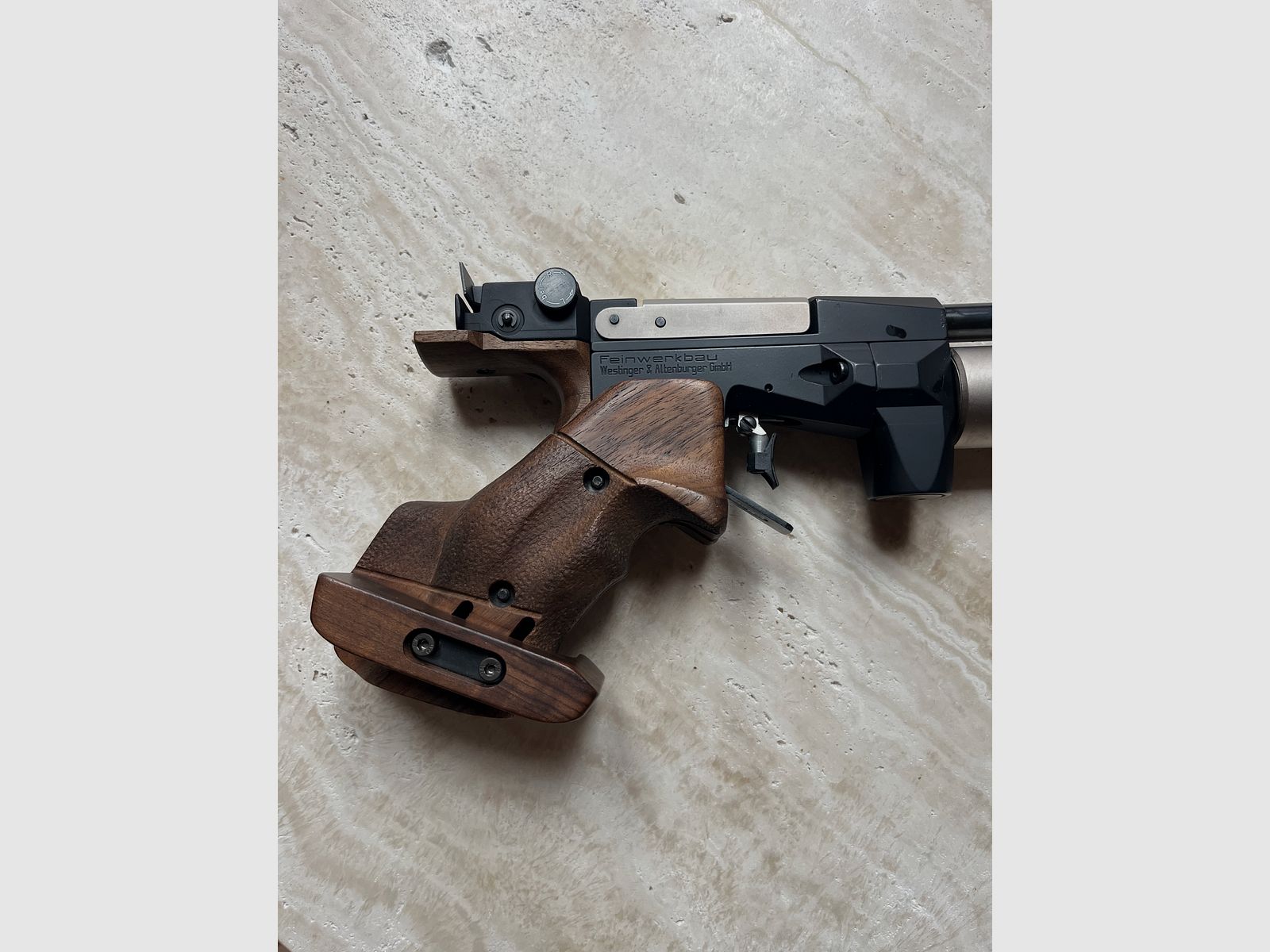 Feinwerkbau P30 pistola de aire comprimido – Estado excelente – 2 cartuchos + maletín de aluminio