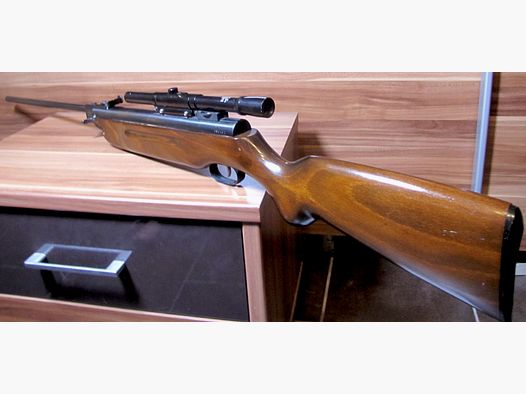 Karabinek pneumatyczny marki Weihrauch, model HW 35
