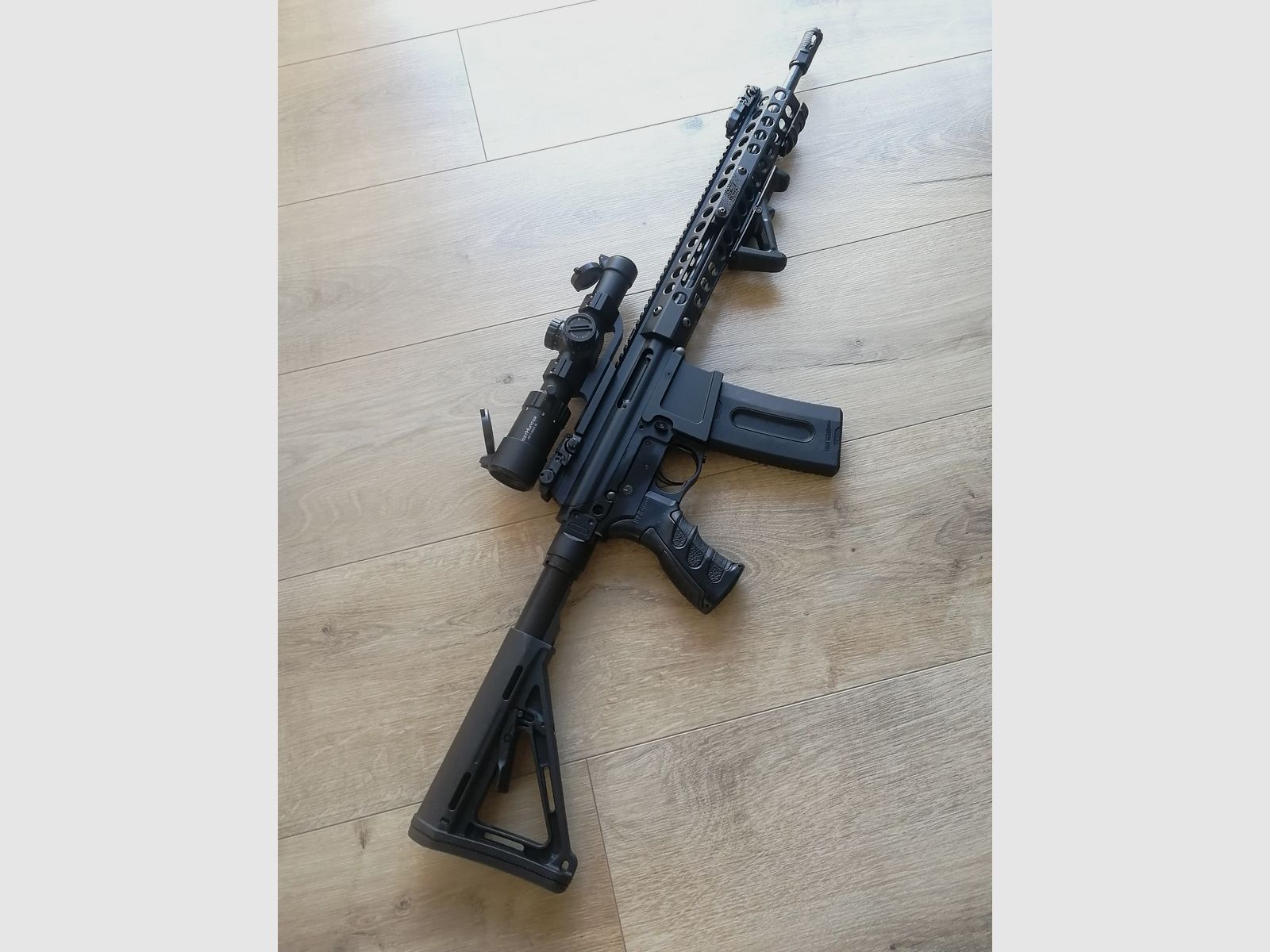 TROY Industries PAR .223 Rem. Sporting Rifle Vorderschaftrepetierbüchse "AR15 AR-15" 5,56 x 45mm NATO *WBK GELB* 1-6x24 Zielfernrohr *Pumpe * mit viel Zubehör * NEUwertig*