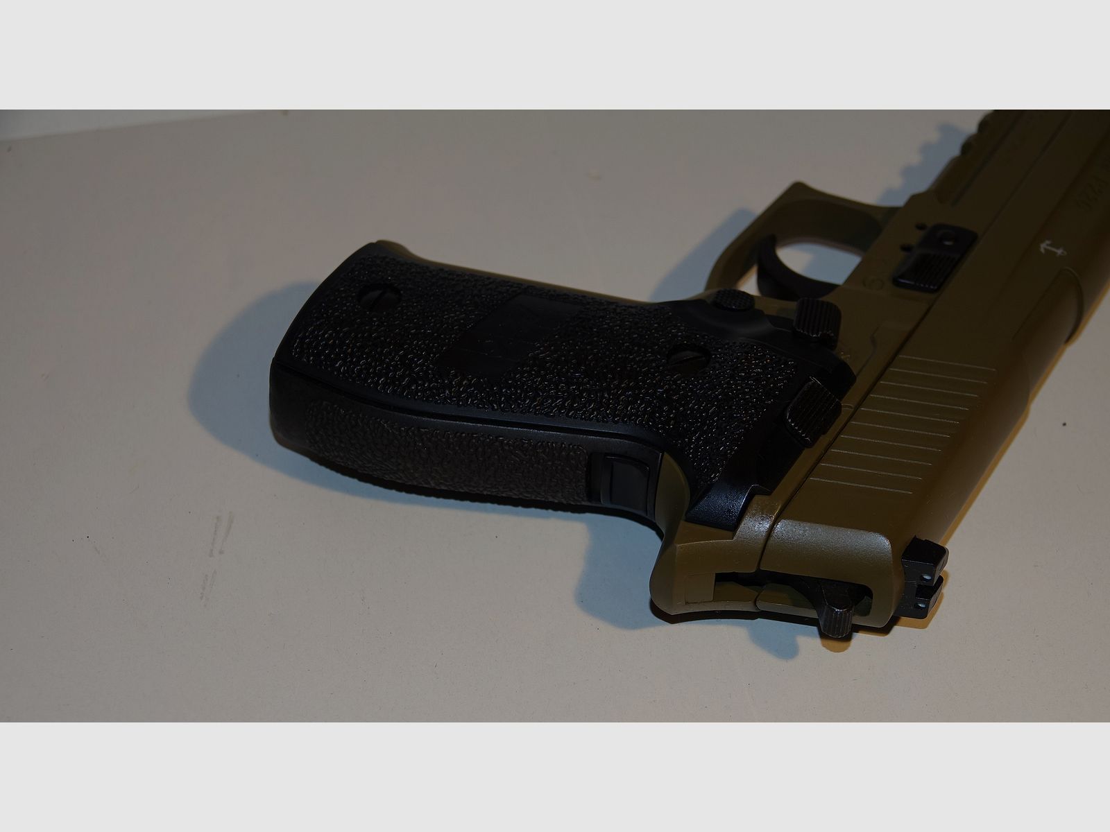  SigSauer P226 CO2 Pistool BlowBack in zeldzaam TAN BEIGE / DARK Earth als nieuw