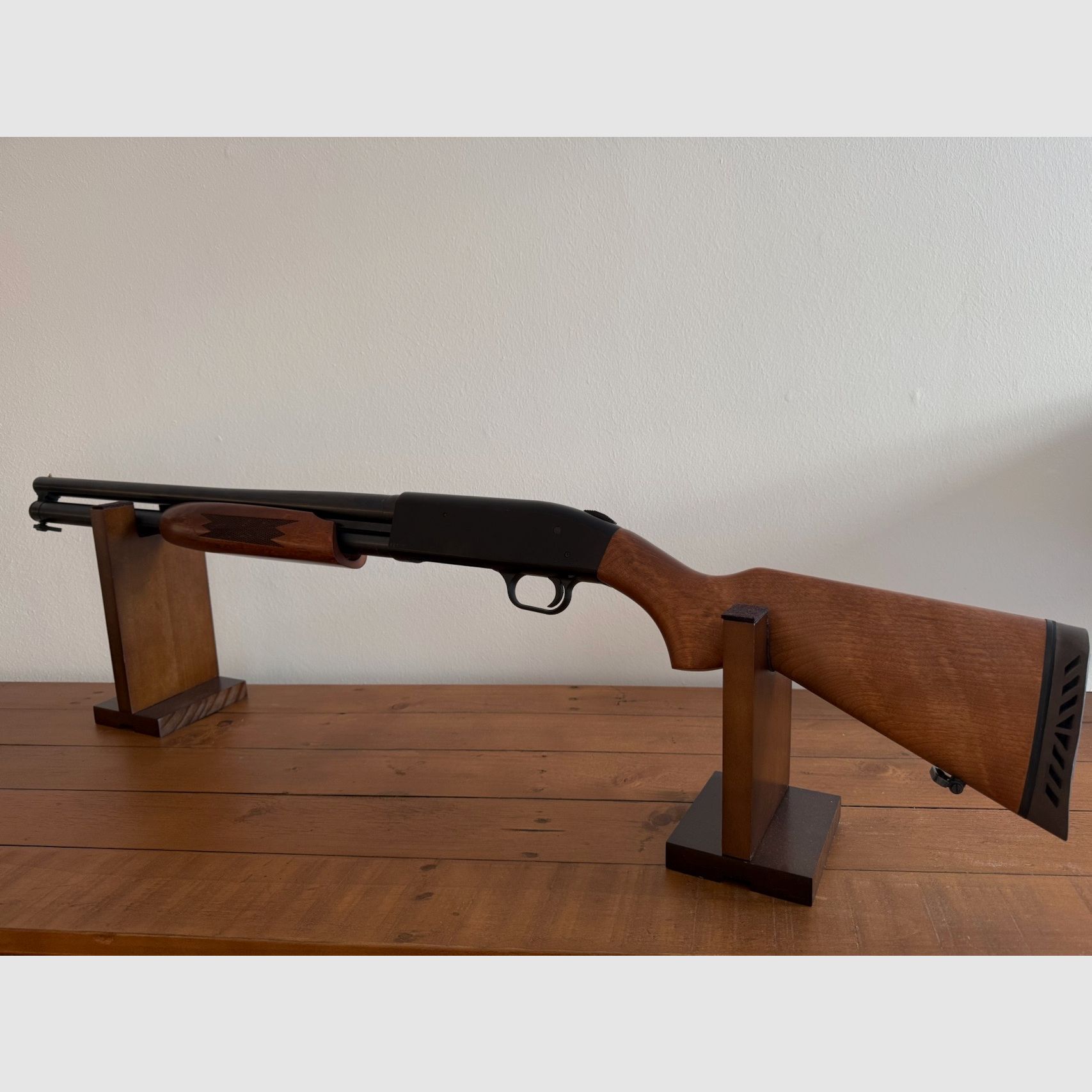 Repeater shotgun Mossberg 500 A 12/76 fore-end repeating shotgun AS NEW