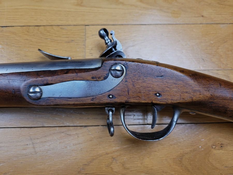 Seltenes französisches Infanteriegewehr 1763 / 1766 – komplett und sehr nah an seinem Originalzustand – Schaft in „Viertelvache“ und Originalholz – Sehr schöne konforme Schloss – Alle Originalschrauben – um 1770 – Regierungszeit von Ludwig XV – 144 cm – Seltenheitszustand!, Bild 14 von 26