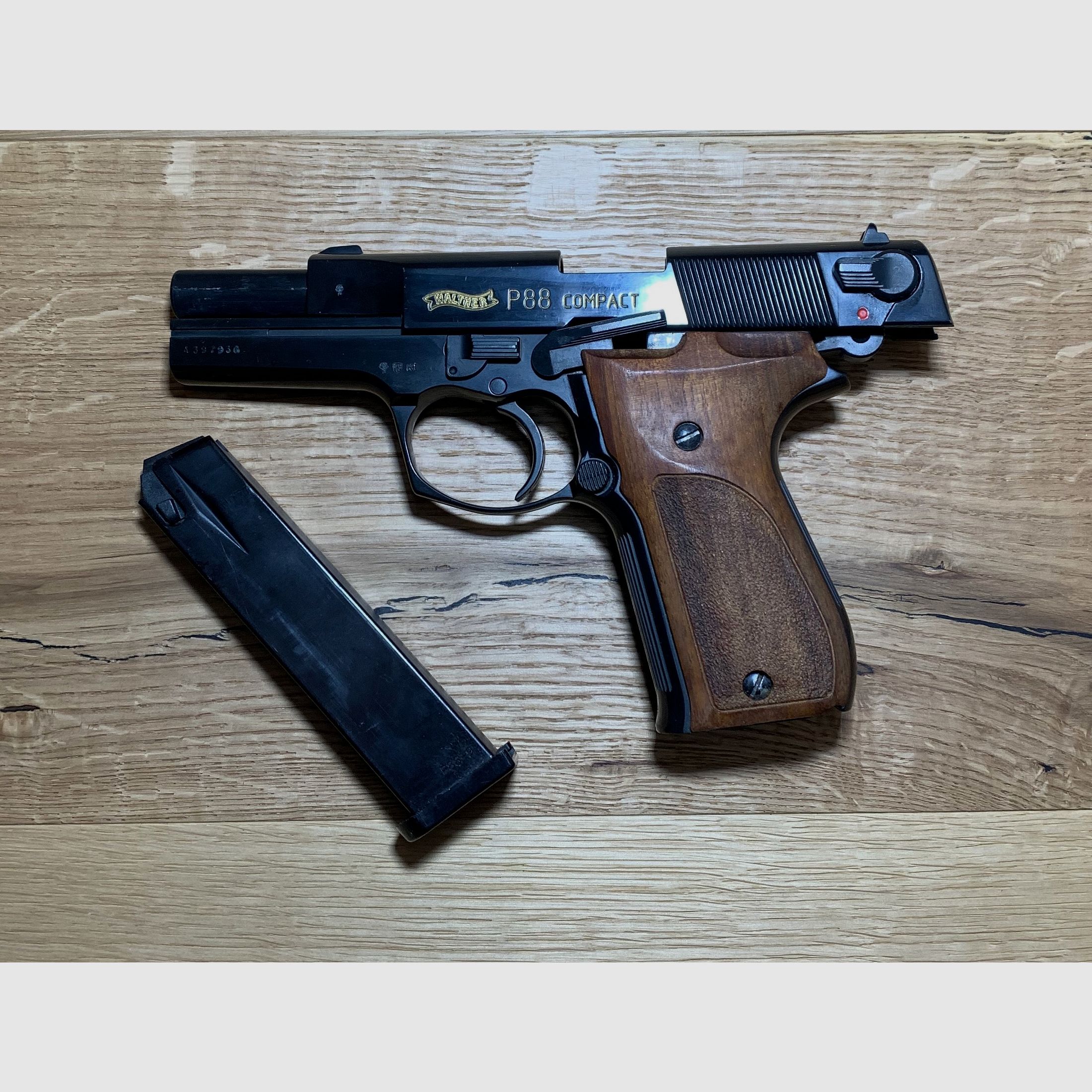 Walther P88 Compakt Signalpistole 9mm P.A.K. mit Holzgriffschalen von Umarex