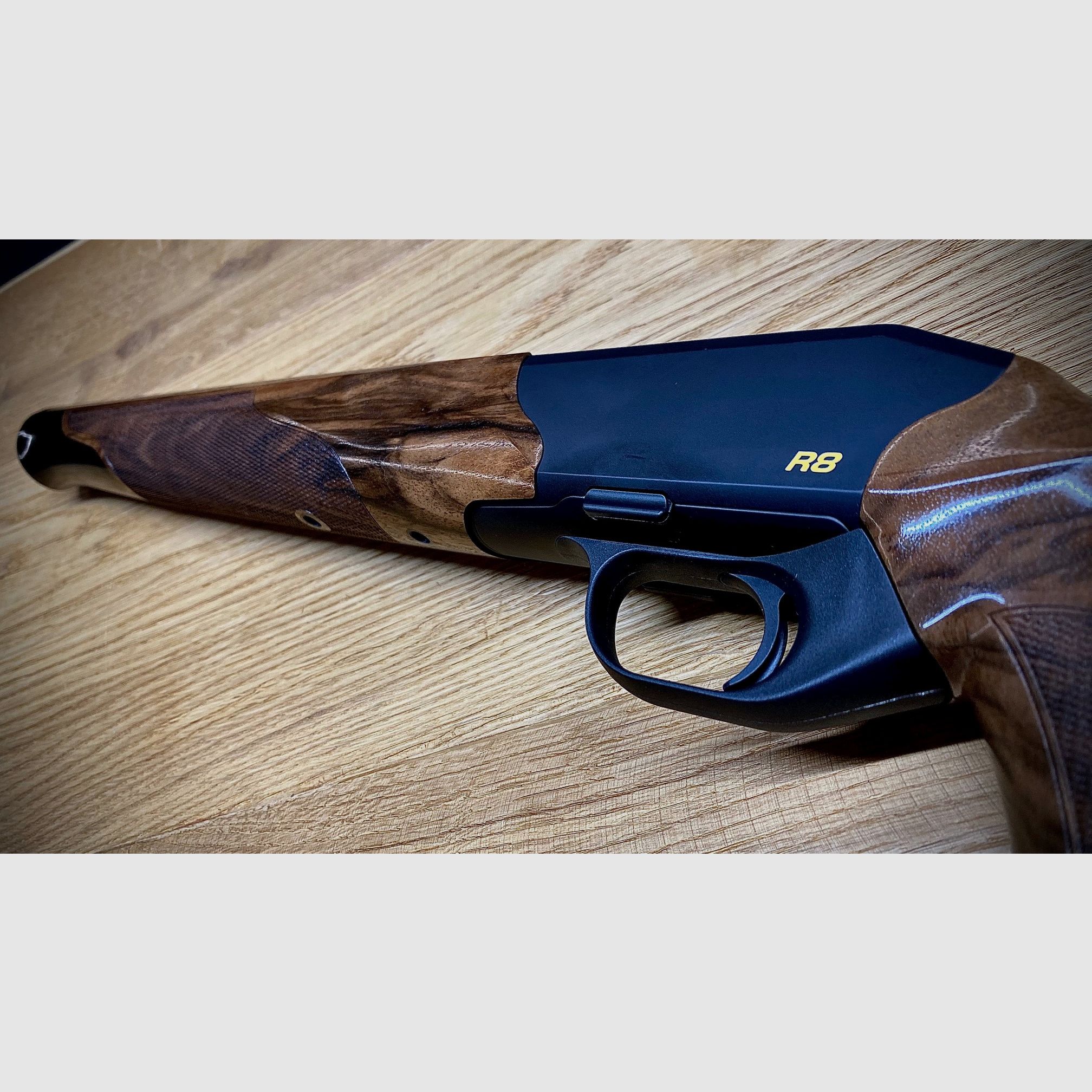 Blaser R8 Success Schäftung / Holzklasse 4 / R8 Logo in Gelb / top Holz absolute Gelegenheit