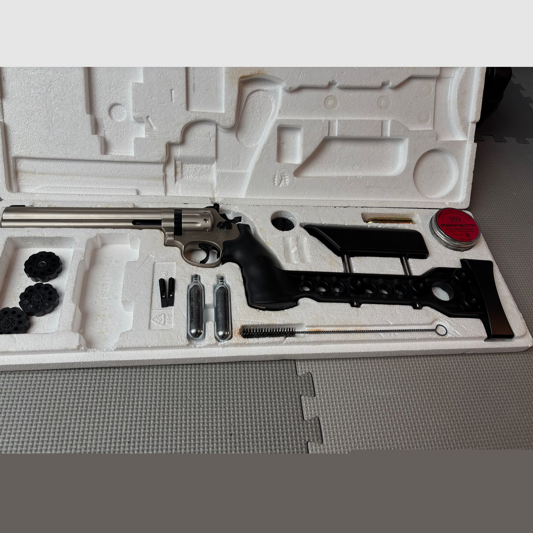 Den Smith & Wesson 686 CO2-Revolver mit einem 8-Zoll-Lauf  Jahr 1999 