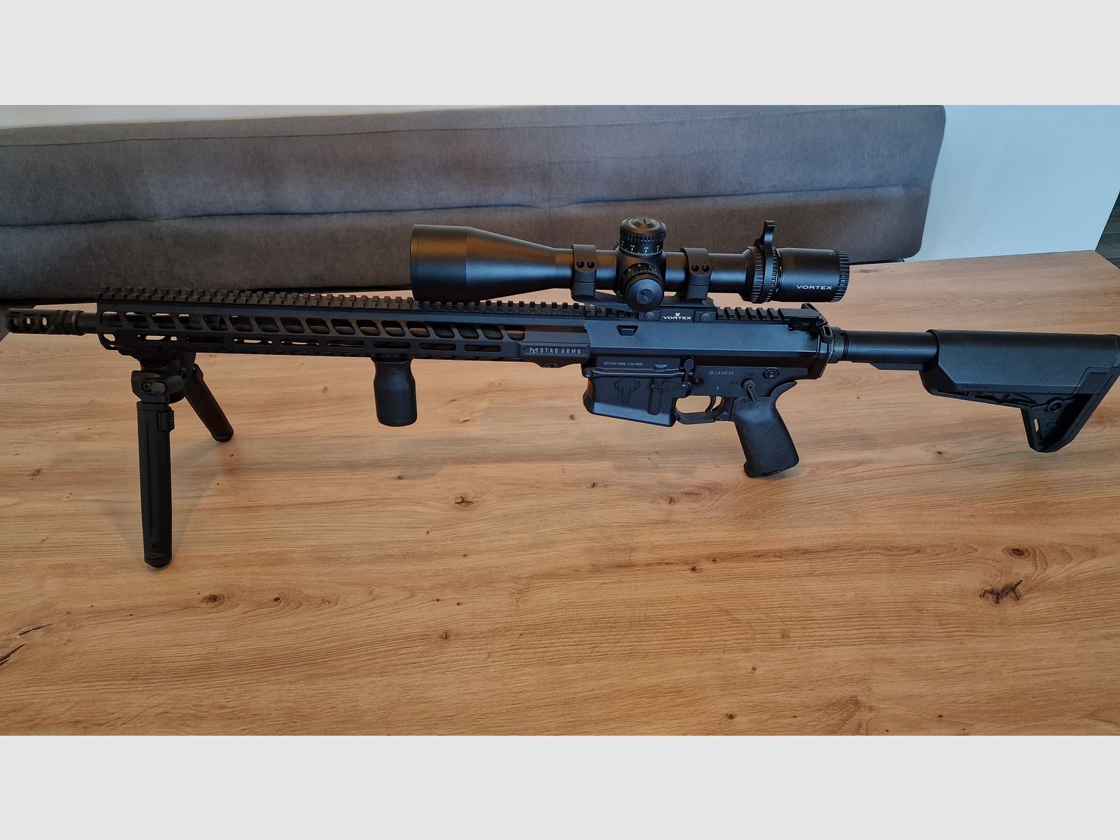 NEUWERTIGE Stag Arms STAG 10 Marksman 18" AR-10 .308 Win inkl. Vortex Strike Eagle 5-25x56 FFP MRAD und viel Zubehör