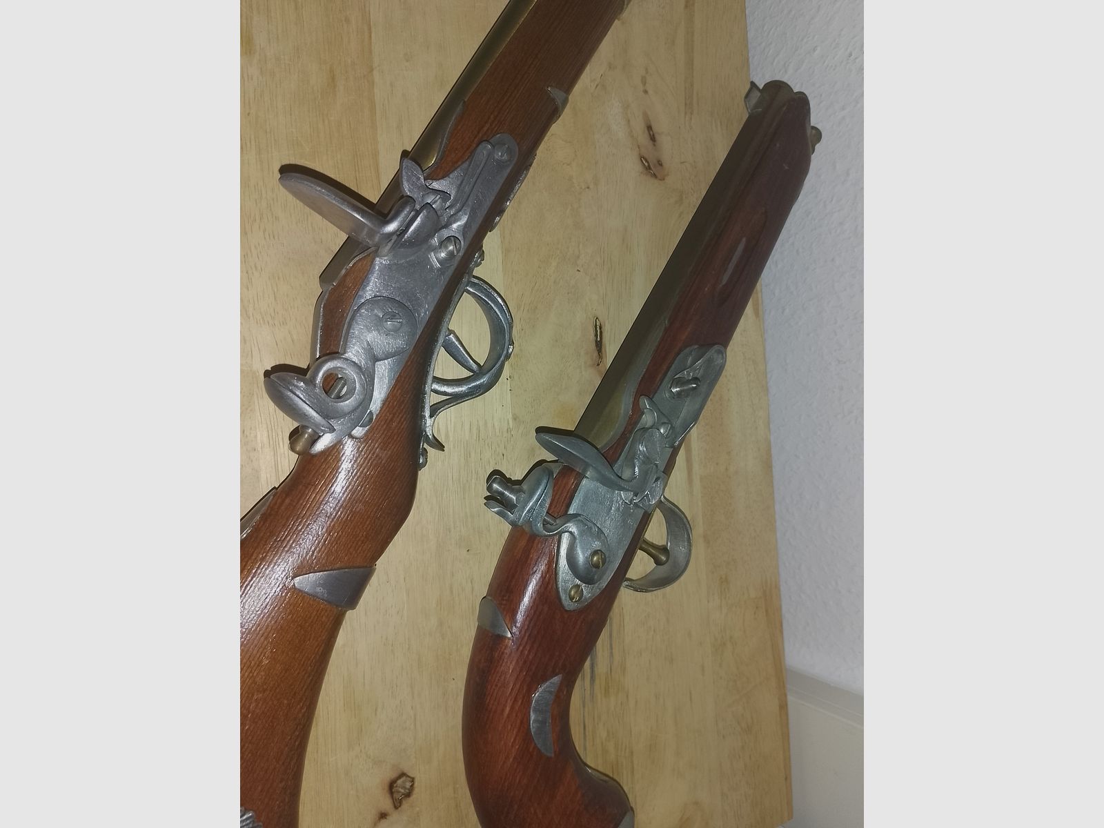 Rareza de pistolas de decoración, hecho a mano de latón, estaño y madera 58cm y 45cm