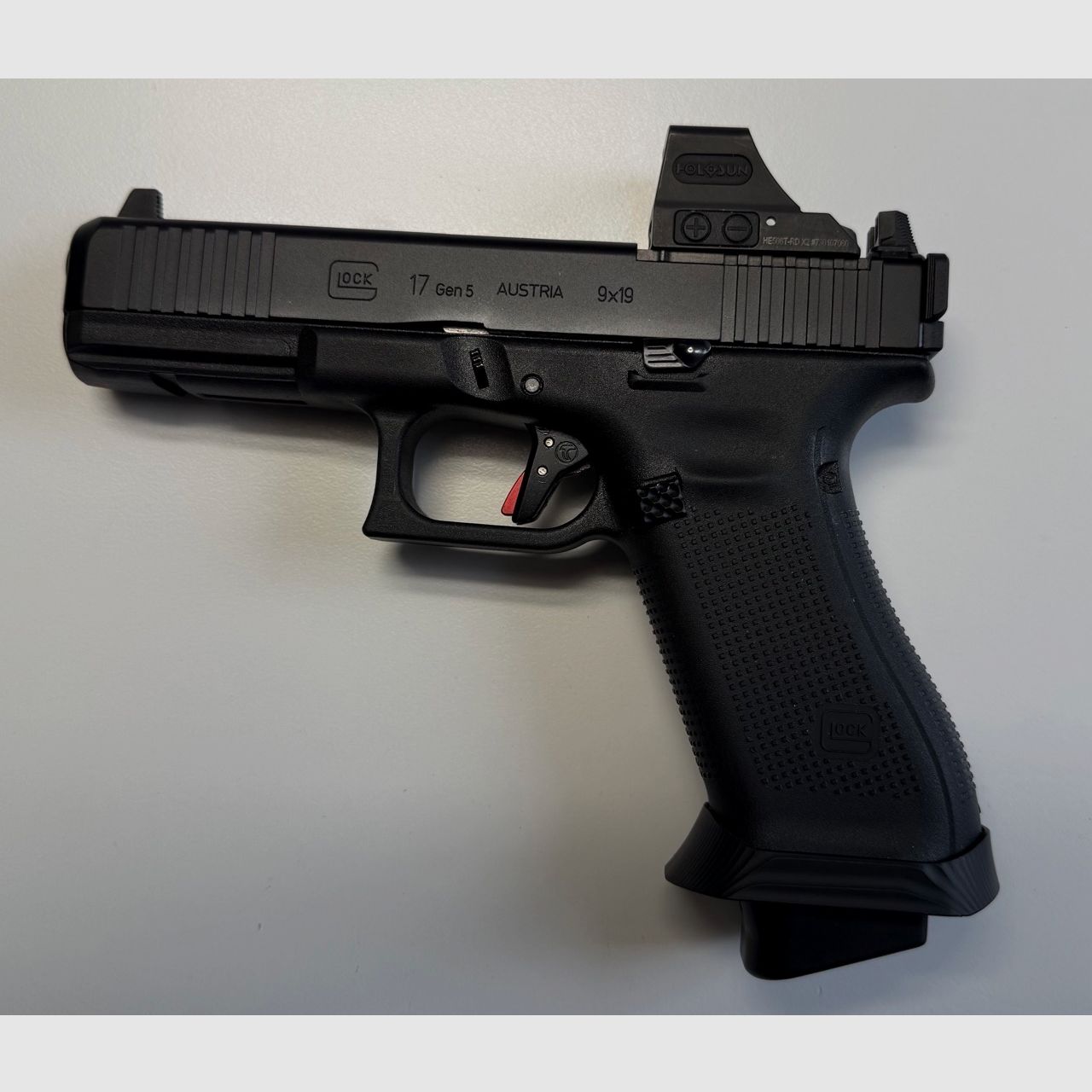 Glock 17 Gen.5 MOS 9x19, Holosun HE508T-RD-X2 mit umfangreichem, exklusivem Zubehör - NEUWERTIG