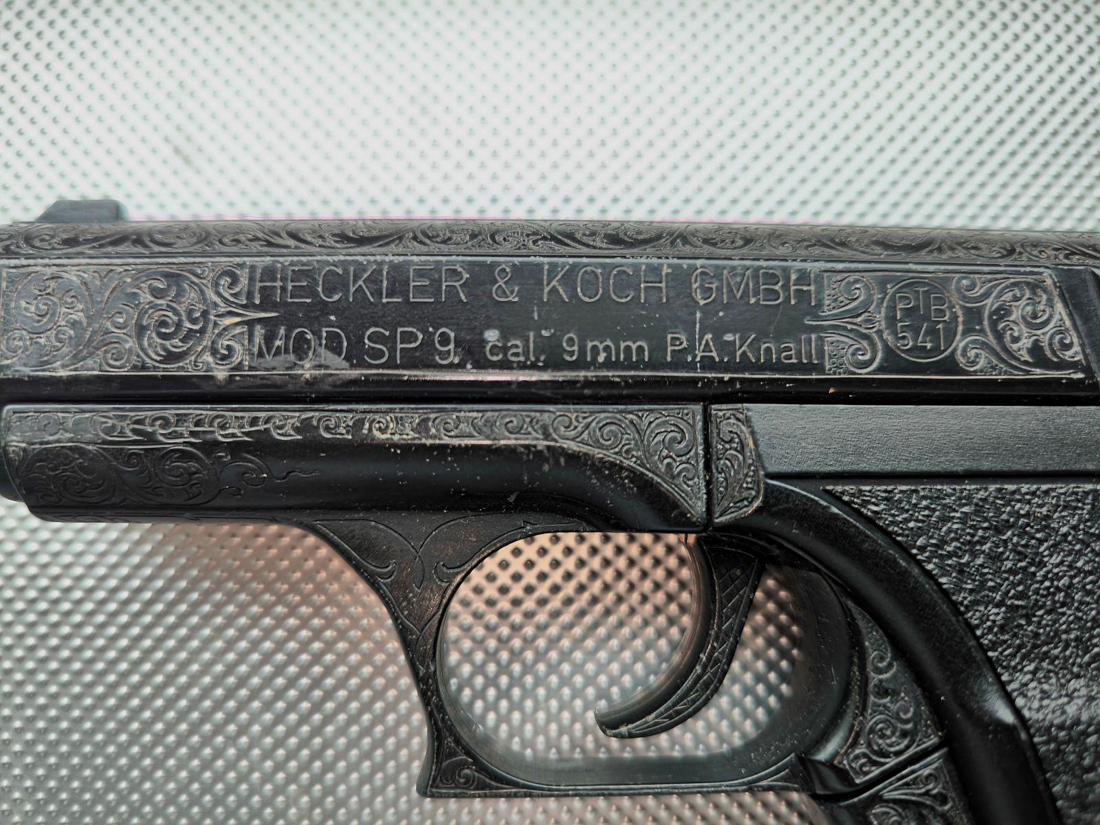 Prezzo VB!! ⚠️ Attenzione collezionisti - pezzo da vetrina - assoluta rarità - Heckler & Koch SP9 con incisione di fabbrica una vera rarità degli anni '90 - ottimo stato visivo e funzionale!! Assolutamente come nuovo e mai sparato!! PTB Nr. 541 ⚠️ Spese di spedizione gratuite!! 