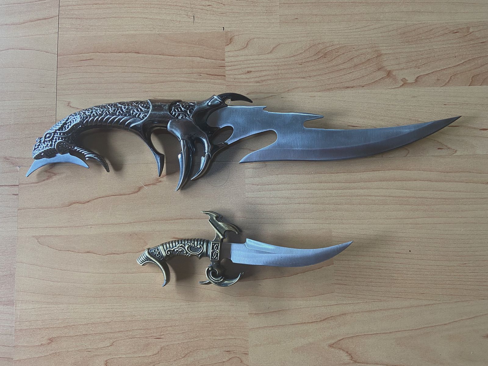 Samurai sword + fantasy knife used to like new