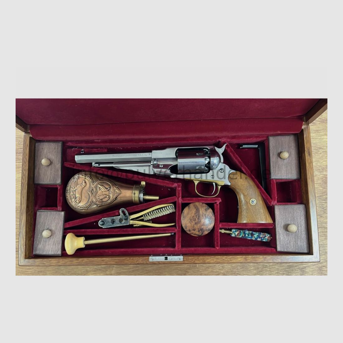 Reminngton Navy 6" mit Zubehör in handgefertigter Holzschatulle .36(BlackPowder)
