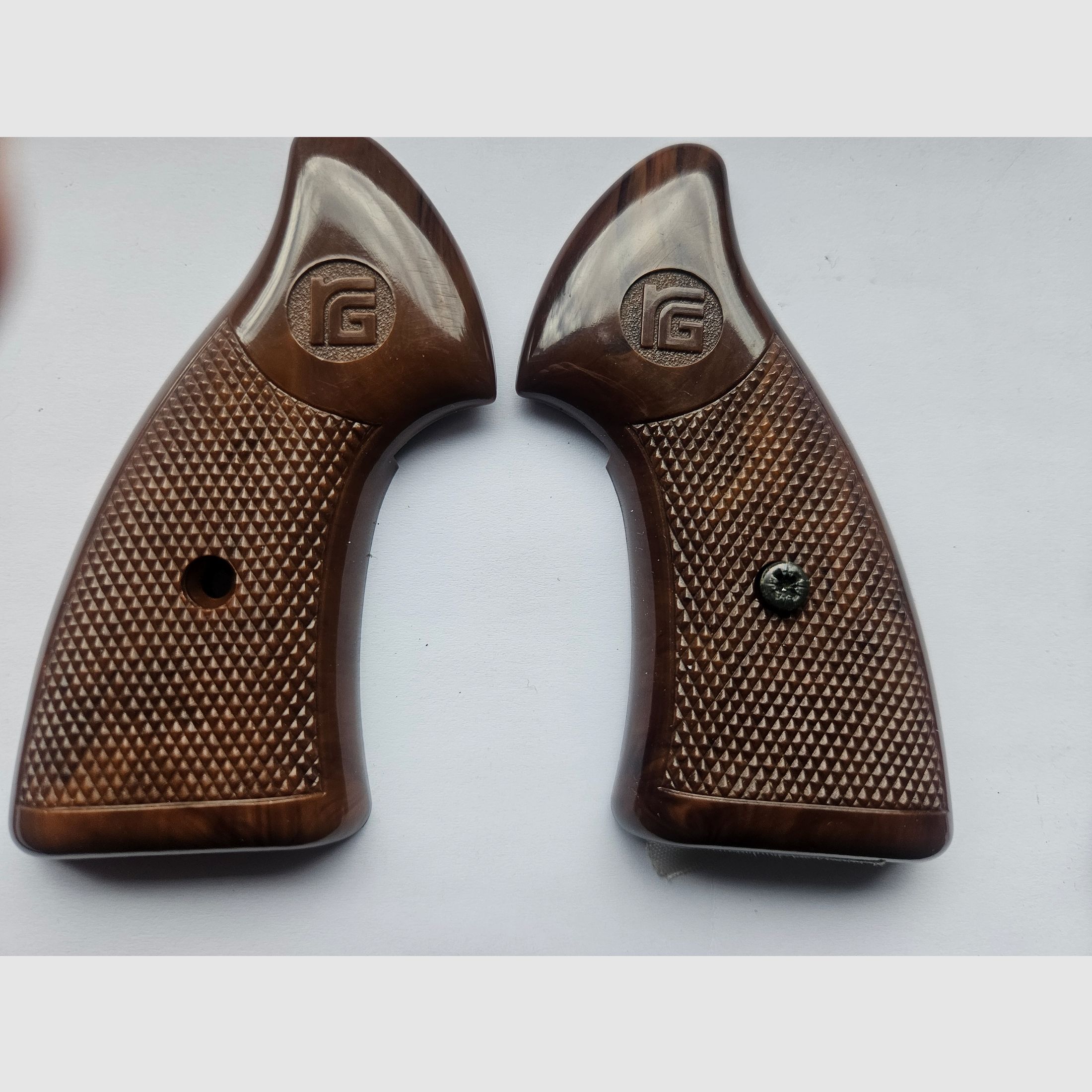 Okładziny rękojeści rewolweru Röhm..