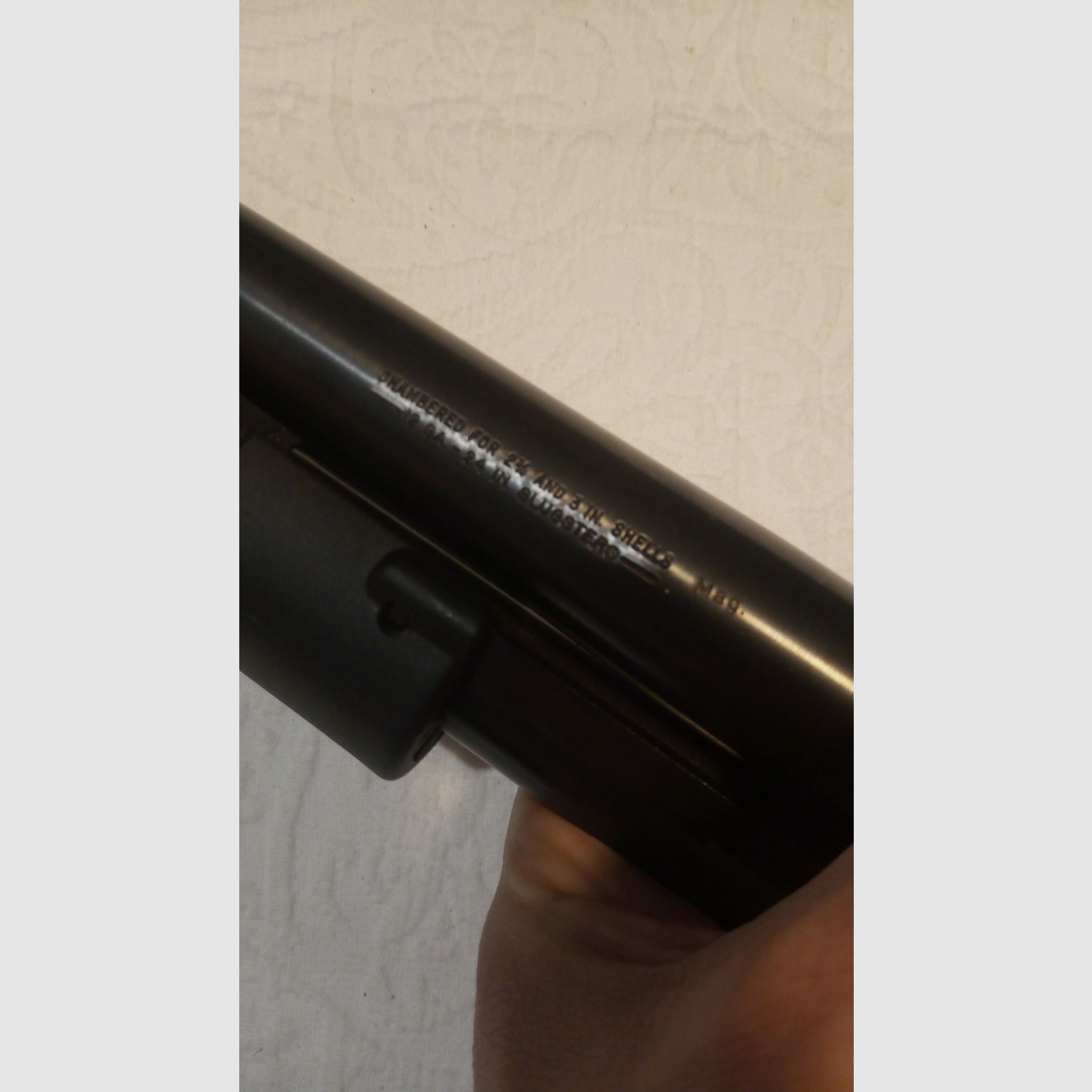 Fucile a ripetizione con calcio anteriore Mossberg Maverick 88 con mirino regolabile nero e portazione della canna usato LL 60cm nel calibro 12/76 Cat. B