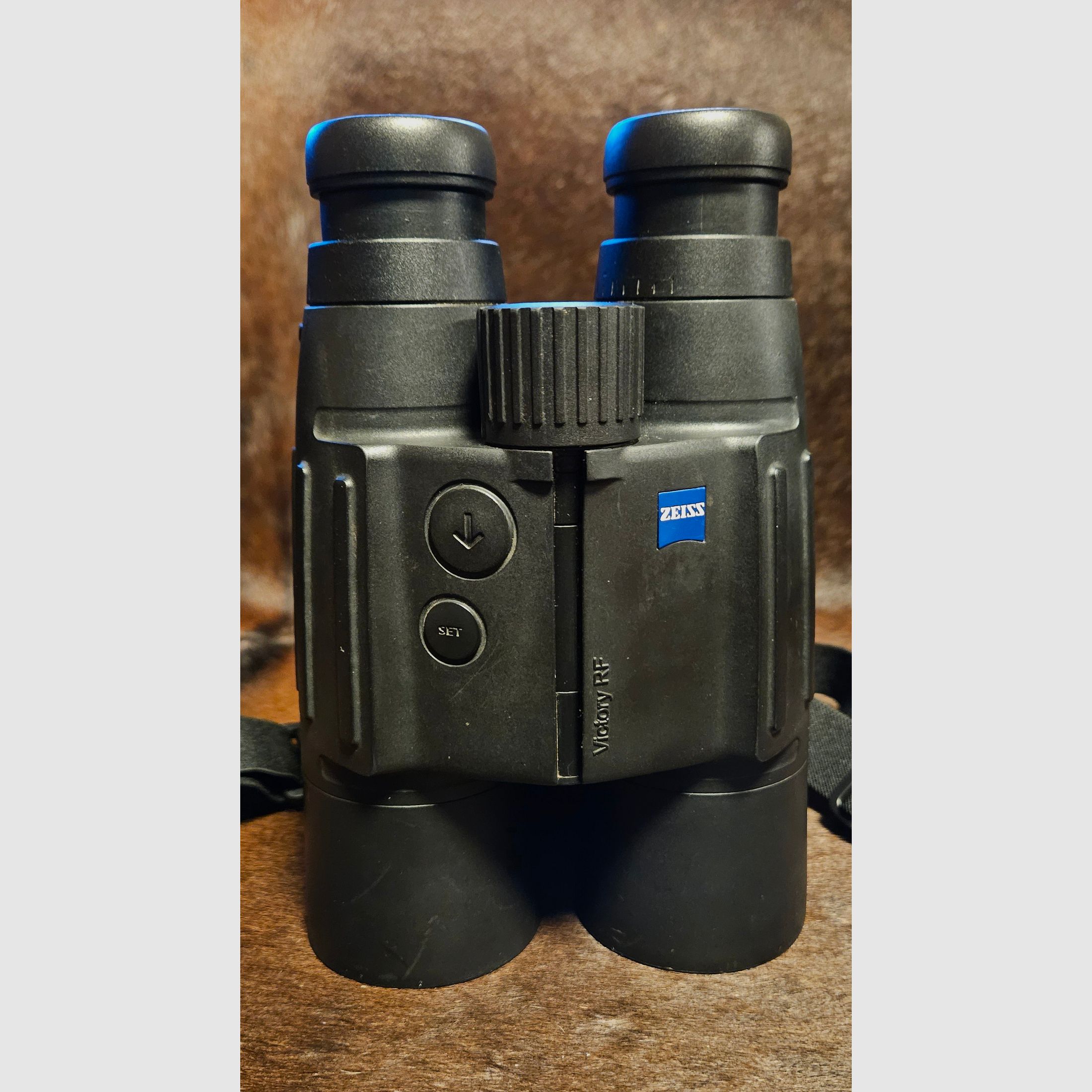 ZEISS Victory 10x56 T RF - Fernglas mit Entfernungsmesser - mit umfangreichem Zubehör