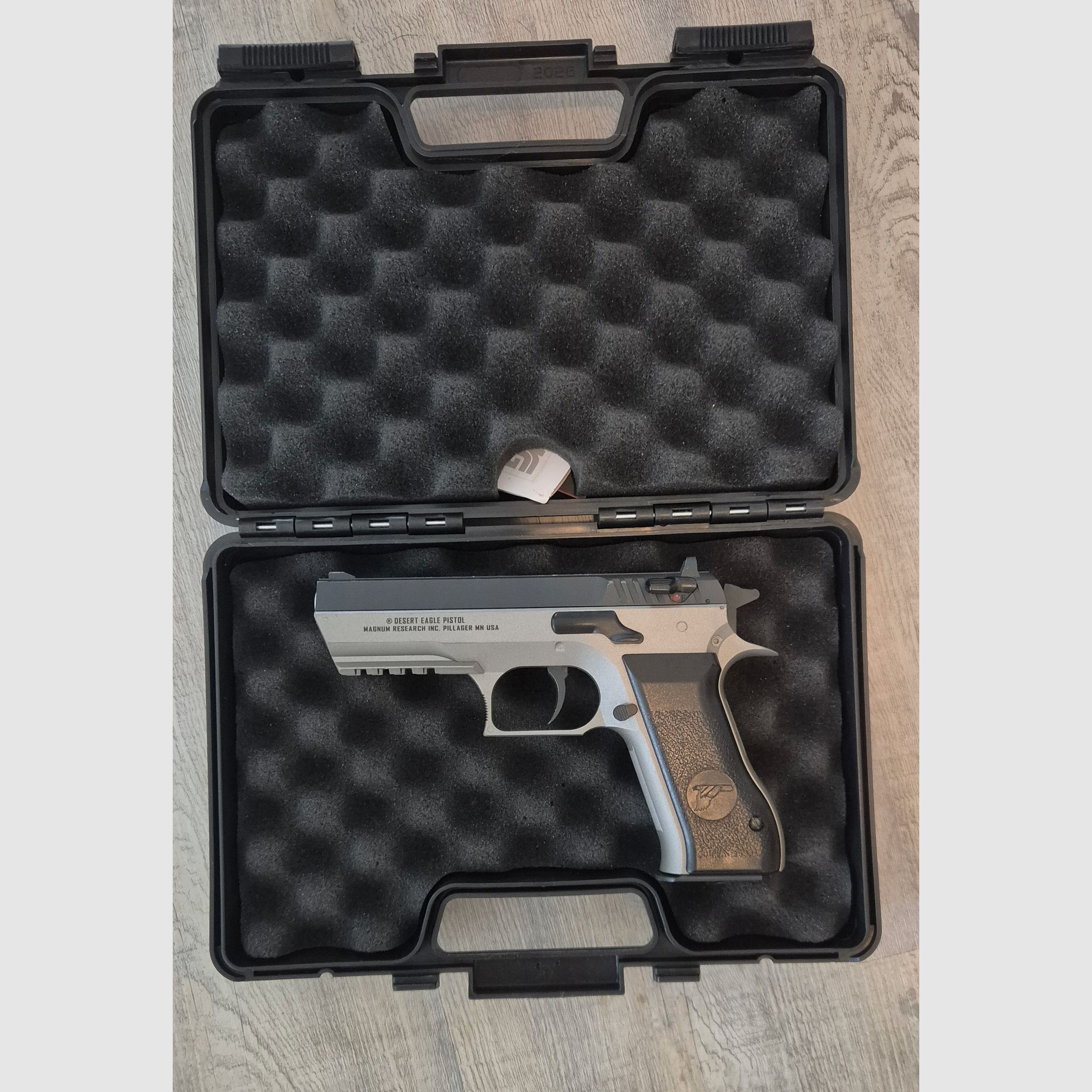 Magnum Research Desert Eagle, calibro 4,5 mm CO₂, immagine 5 di 5