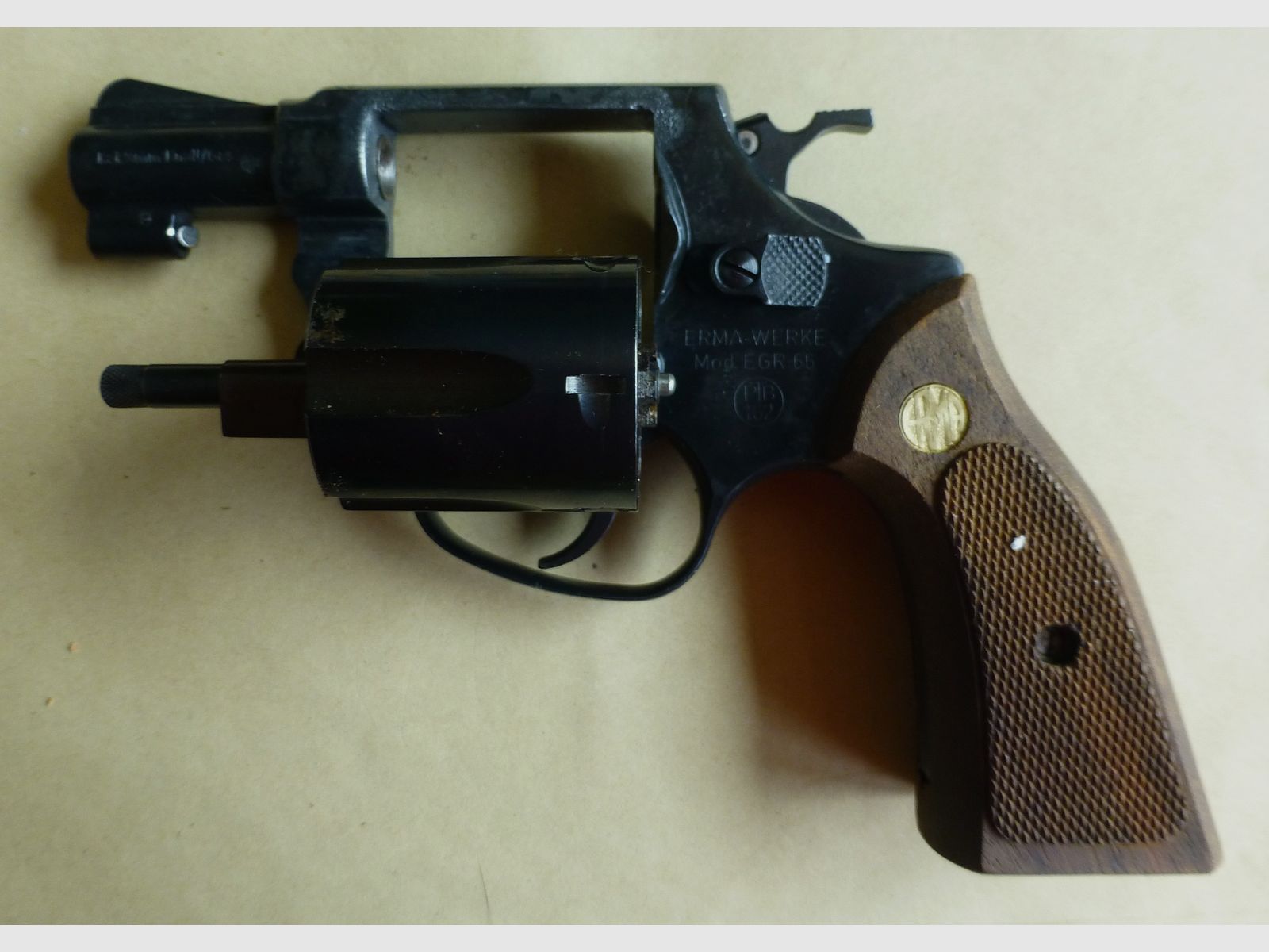 ERMA EGR 66 inkl. Abschußbecher und Erma Anstecknadel, Kaliber 9mm Gas- und Platzpatronen