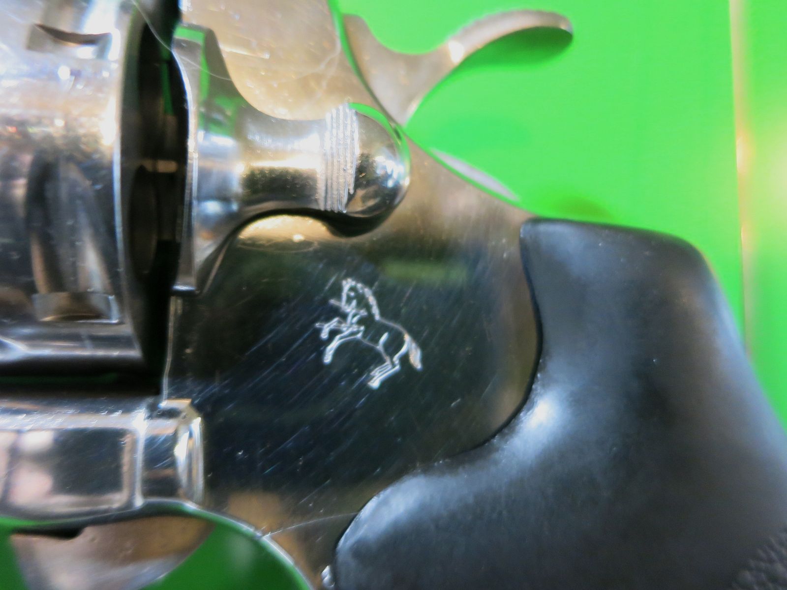Revolver COLT PYTHON, Stainless (Hochglanzpoliert), .357 Magnum, 4" Lauf, Gummi-Sportgriff   #25-