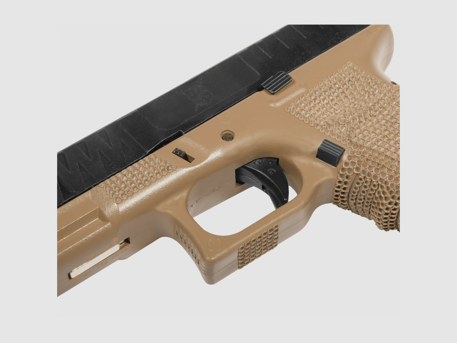 P05 GBB Airsoft Pistole in Tan | Delta Armory
