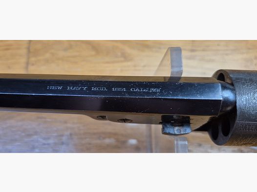 Bon revolver Colt 1851 Navy — Cal.36 poudre noire (PN) — Fabrication Uberti Gardone (logo roue dentelée poinçon 1969) — Bon canon Bonne mécanique — BE+