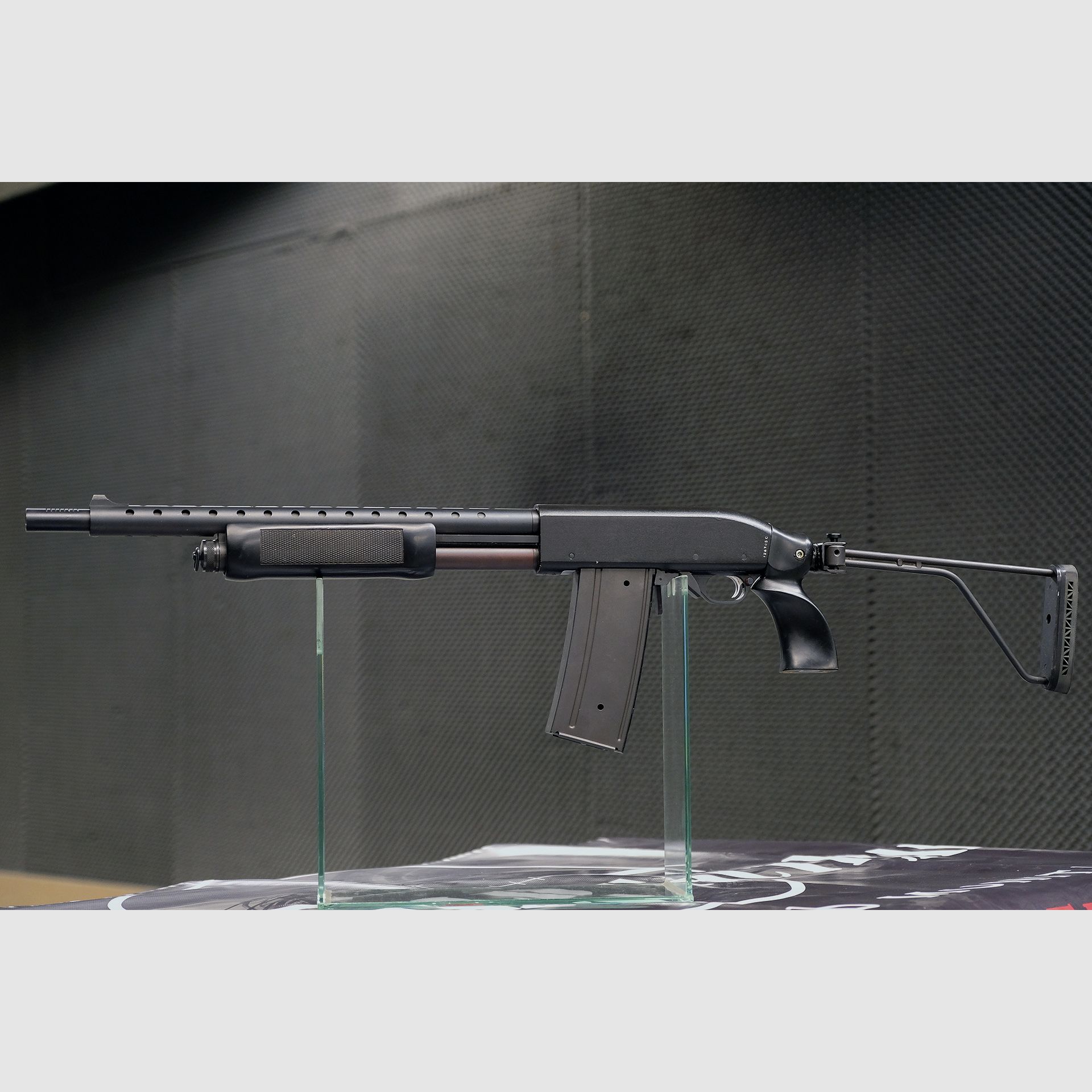 Mossberg 500 z magazynkiem pudełkowym, zdjęcie 1 z 5
