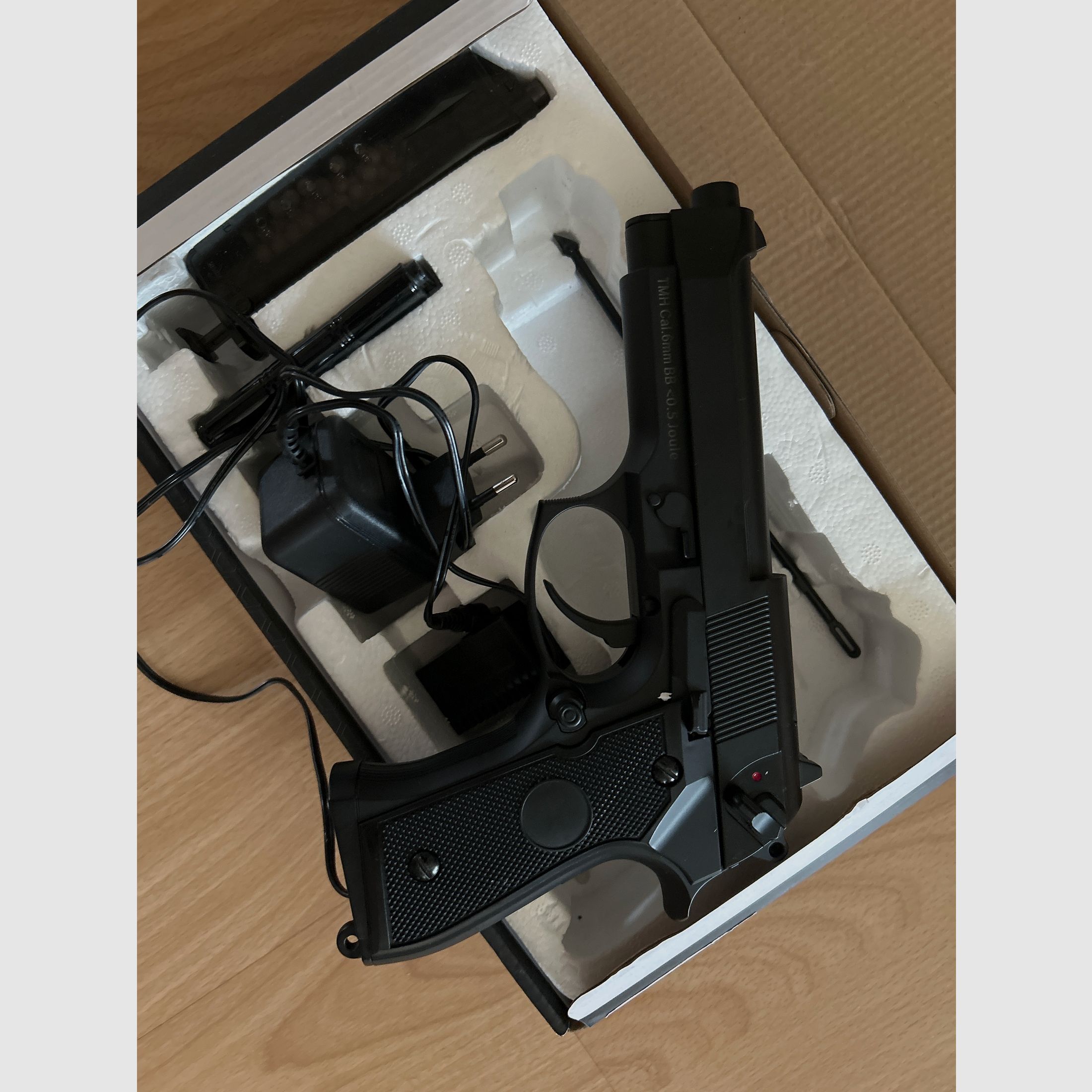 Pistola Airsoft CM. 126