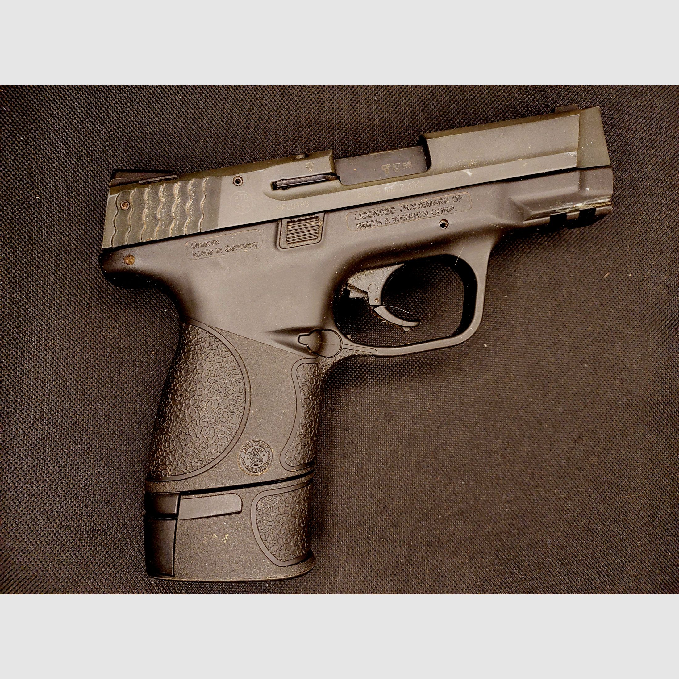Smith & Wesson M&P 9C Schreckschusspistole, Kaliber 9mm P.A.K., in Schwarz (PTB 984) — mit 2 Magazinen (1x Standard, 1x verlängert XXL)