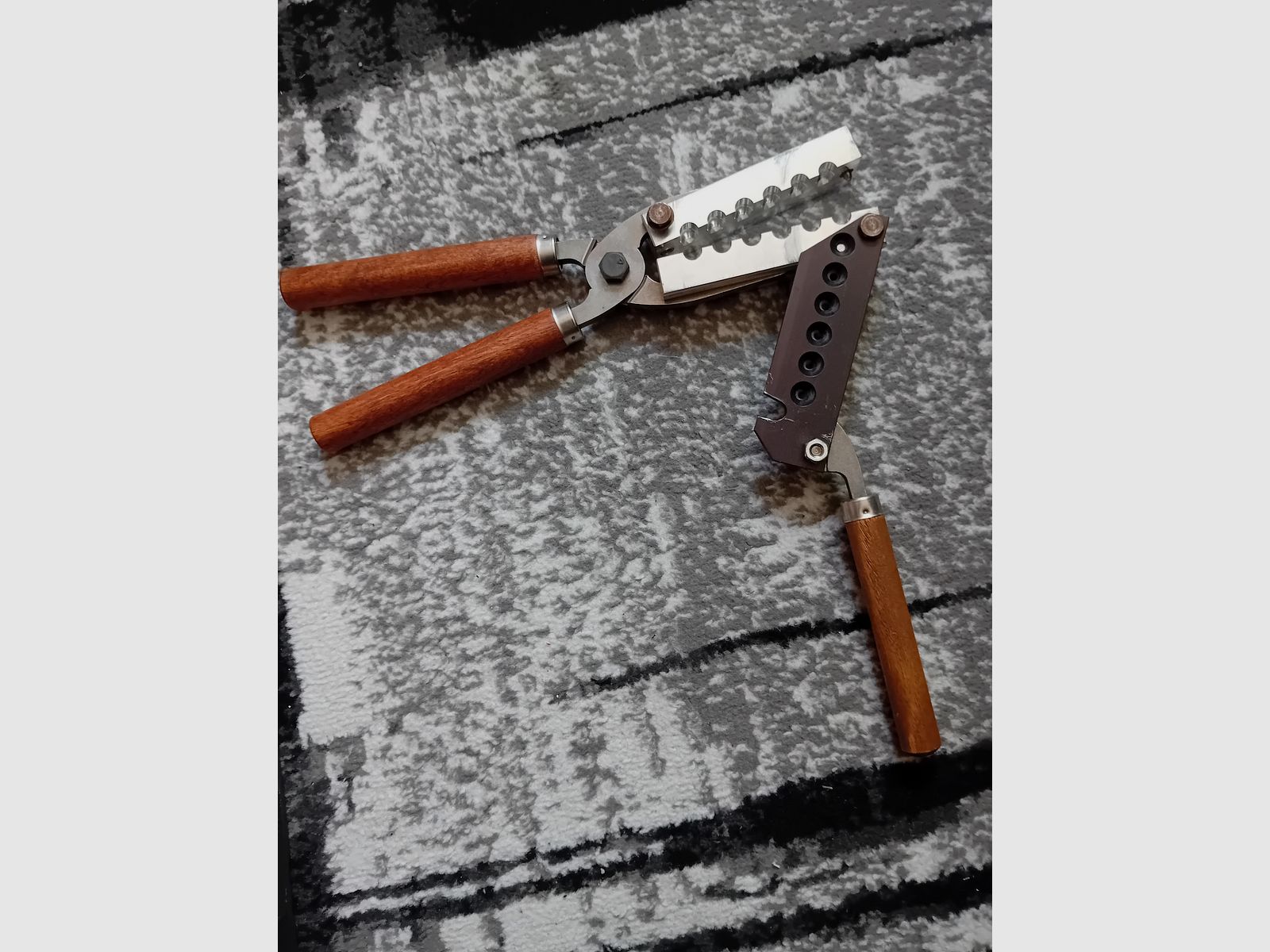 LEE 6-fach Kokille für Kegel Flachkopf Geschosse . 10mm Auto/.40 S&W mit Holzgriff neuwertig