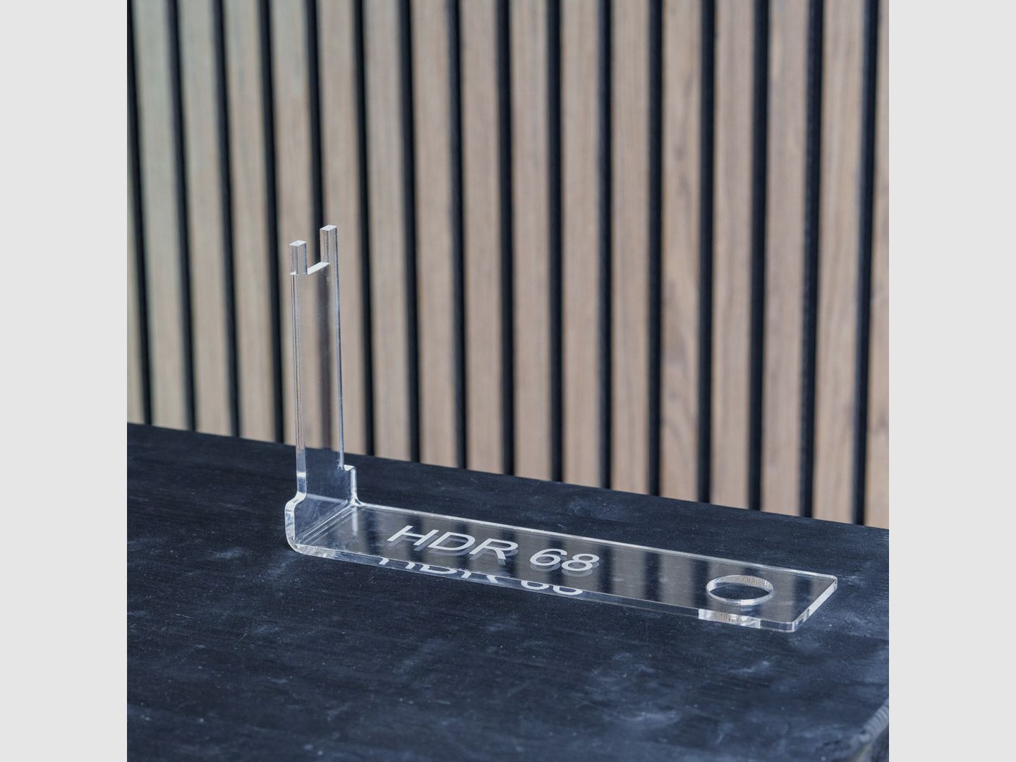 PLEXIGLAS® Tischständer für HDR68 | stilvolles Design mit gelasertem Homedefence-Logo
