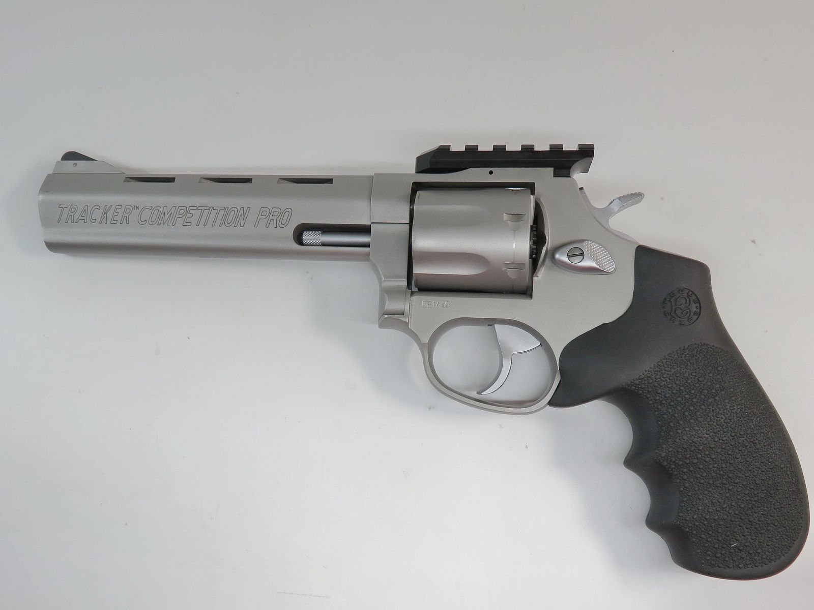 Neuwertiger Revolver Taurus Tracker Competition PRO 6" mit Weigand-Picatinny-Schiene und Hogue-Griff