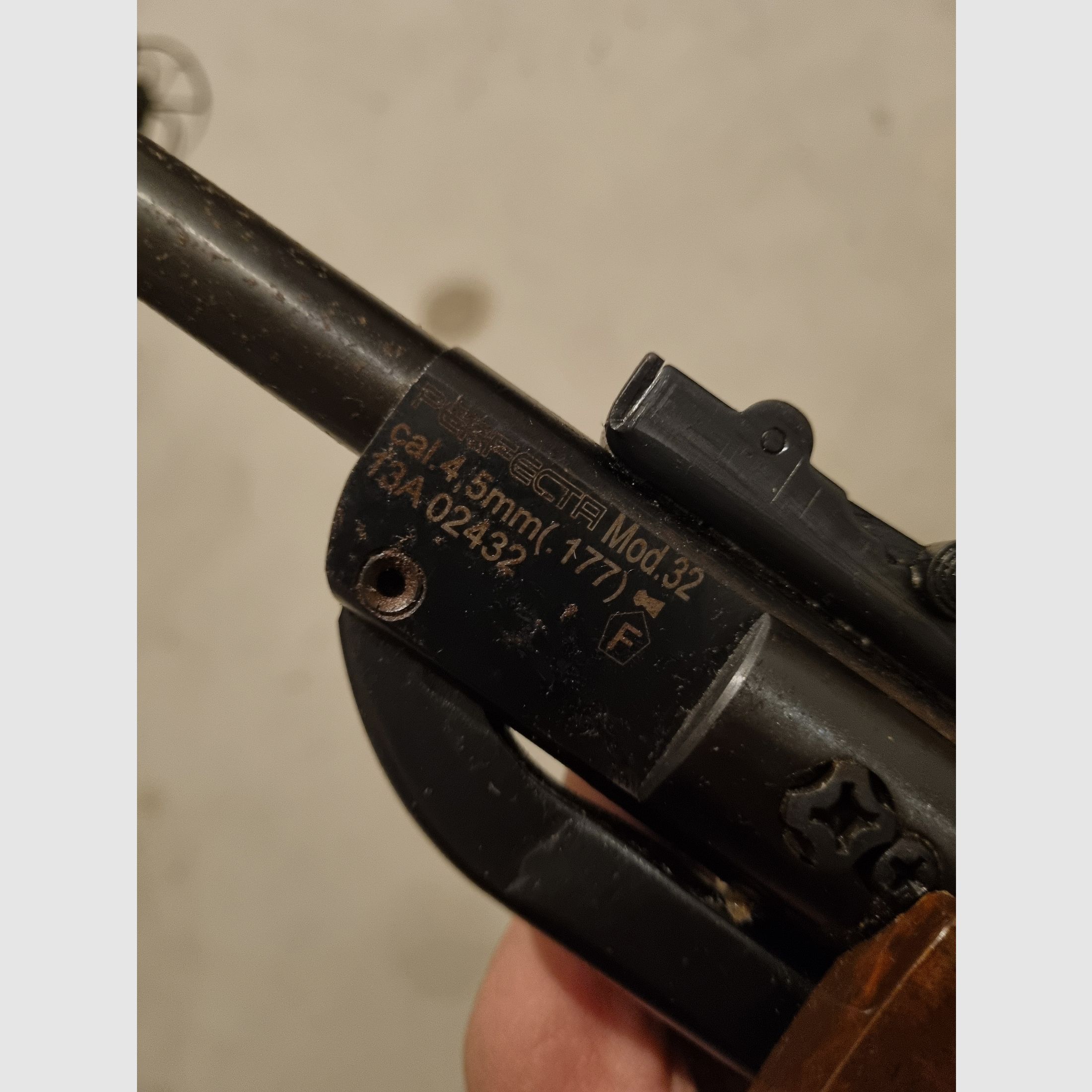 Karabinek pneumatyczny Perfecta mod. 32