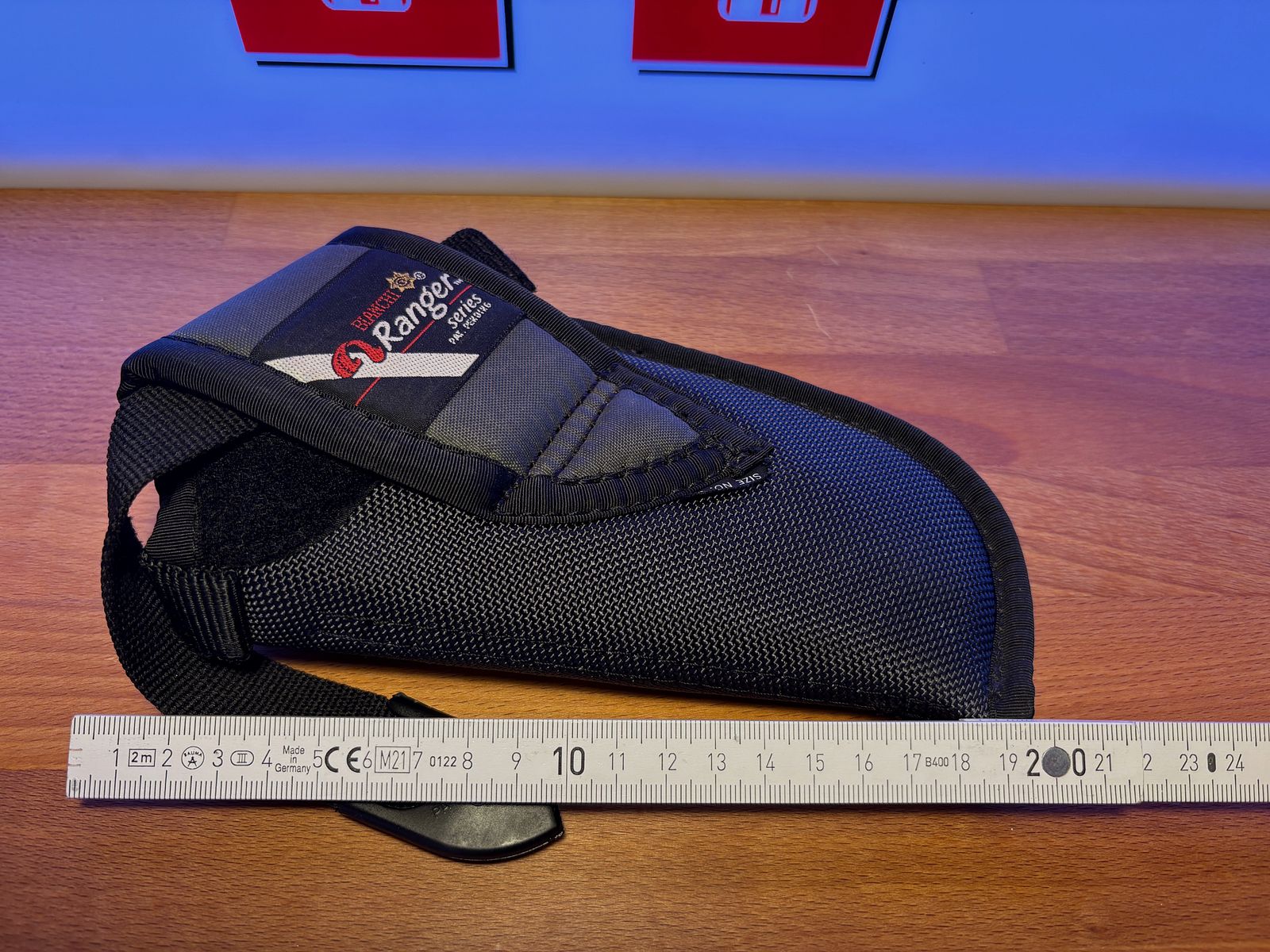 Holster van Bianchi voor 4" revolvers van verschillende fabrikanten