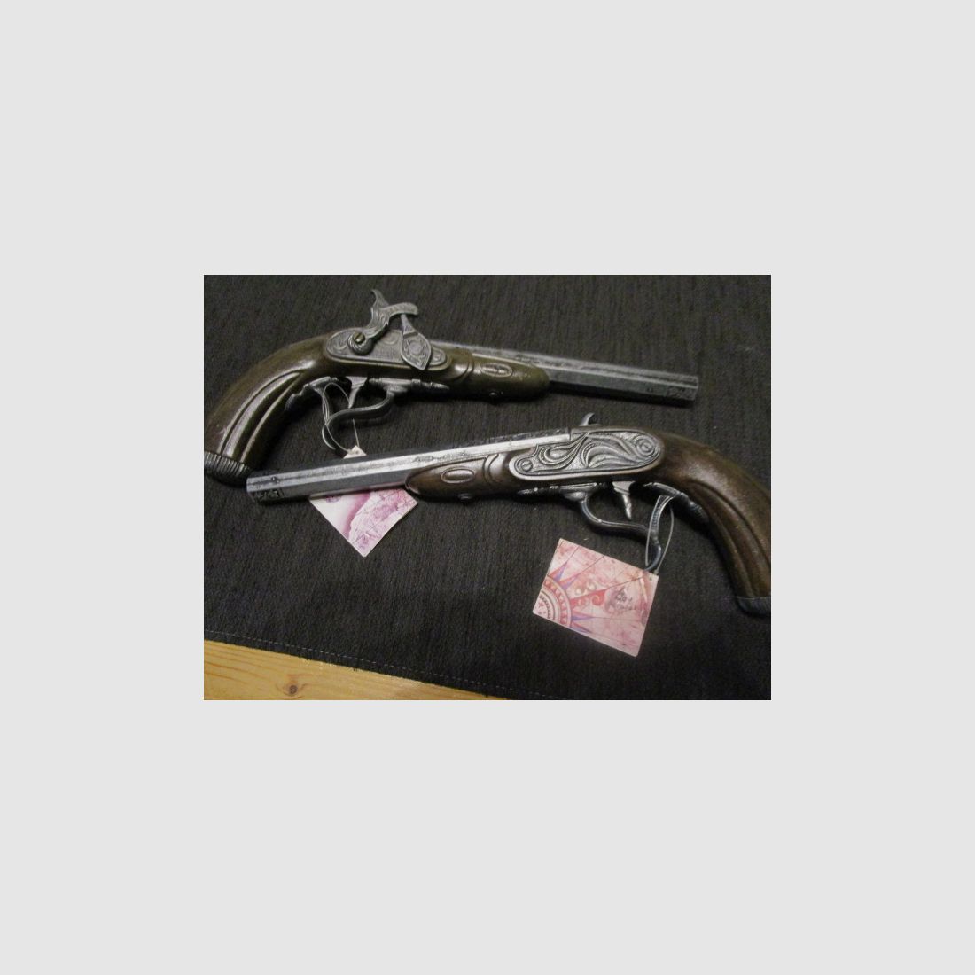 Twee decoratieve percussiepistolen