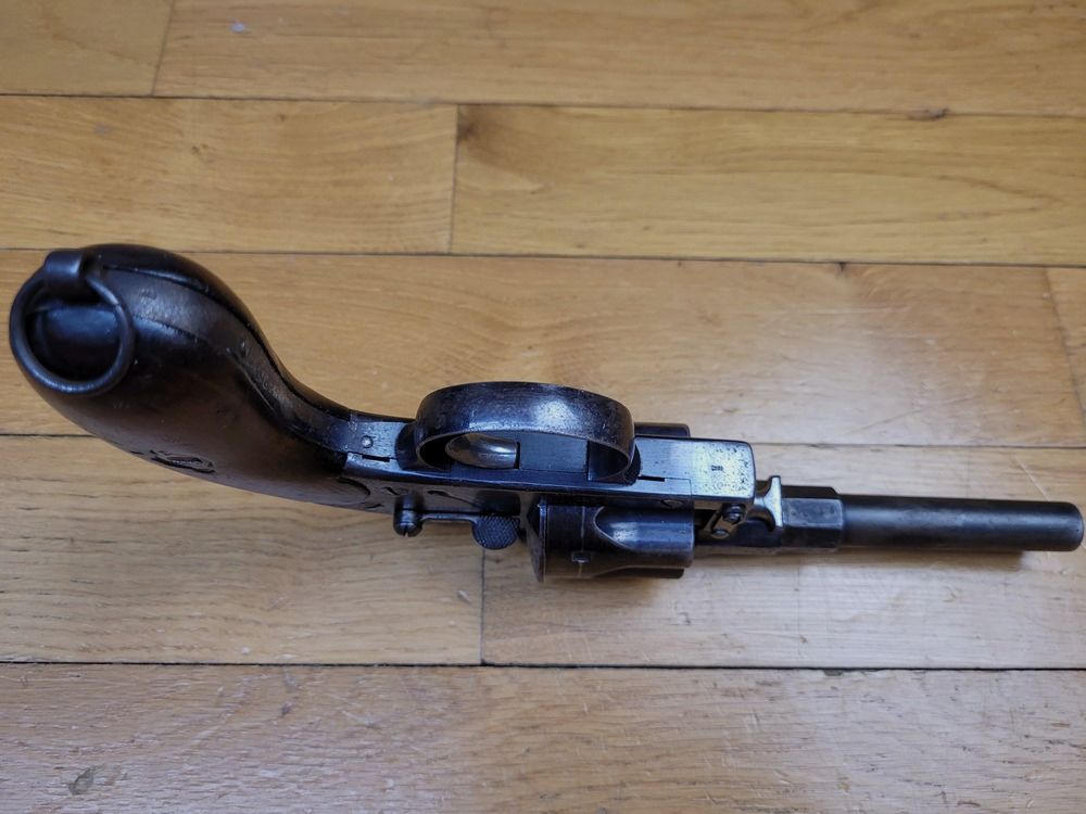 Sehr schöner Reichsrevolver 1883 – Kal. 10,4 original – Herstellung Erfurt von 1893 – Schöne reguläre Stempel – 80% seiner ursprünglichen glänzenden Brünierung – Wunderschöner Lauf und Kammern – Waffe mit einer Matrikelnummer – Seltenes originales Schneider Briegl-Futteral – TBE+, Bild 9 von 27