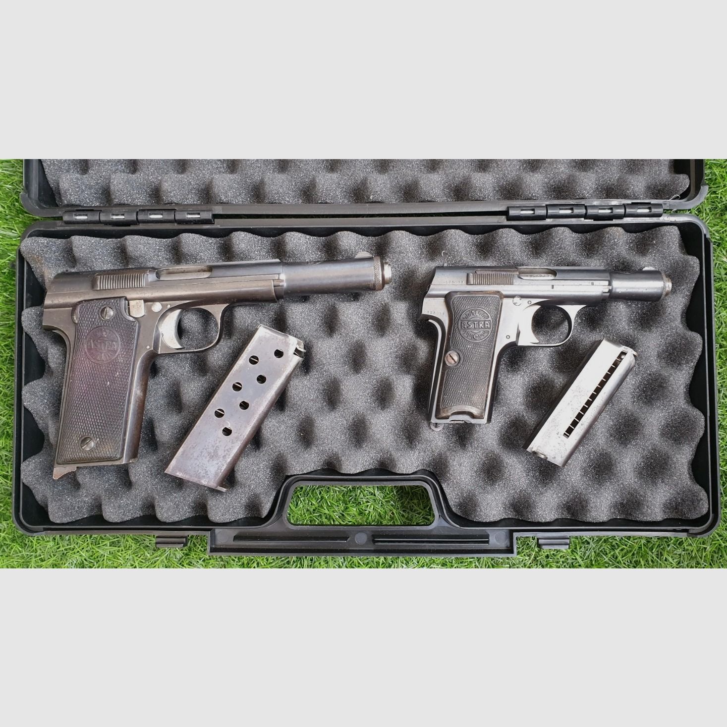 Historic pair of ASTRA 400 and 300 9mm pistols