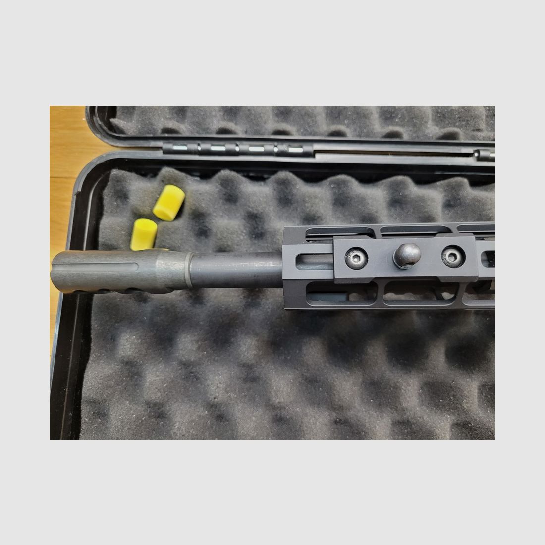 Carabina AR 15 – marca ADC – modello M5 versione Custom Plus – calibro 223 – in valigetta originale – accessori custom tra cui ottica – organi di mira meccanici UTG – ottica Firefield di tipo reflex – corpo lavorato – canna da 12,5 pollici forgiata a freddo – ideale per tiri fino a 600m – usato in condizioni pari al nuovo, immagine 19 di 35