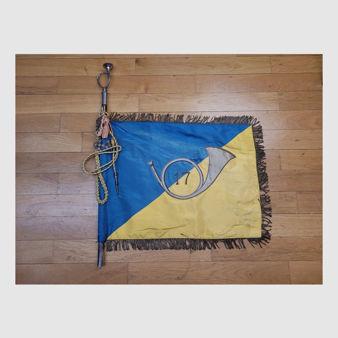 Sehr schönes (und seltenes) Wappen des 17. Bataillons der Jäger – Zeit Zweiter Weltkrieg spätestens – Mit seinen Einheitsehren für 1914/18 und der Kampagne von 1940 – Mat „am Horn“ der Jäger – BE+/TBE, Bild 2 von 15