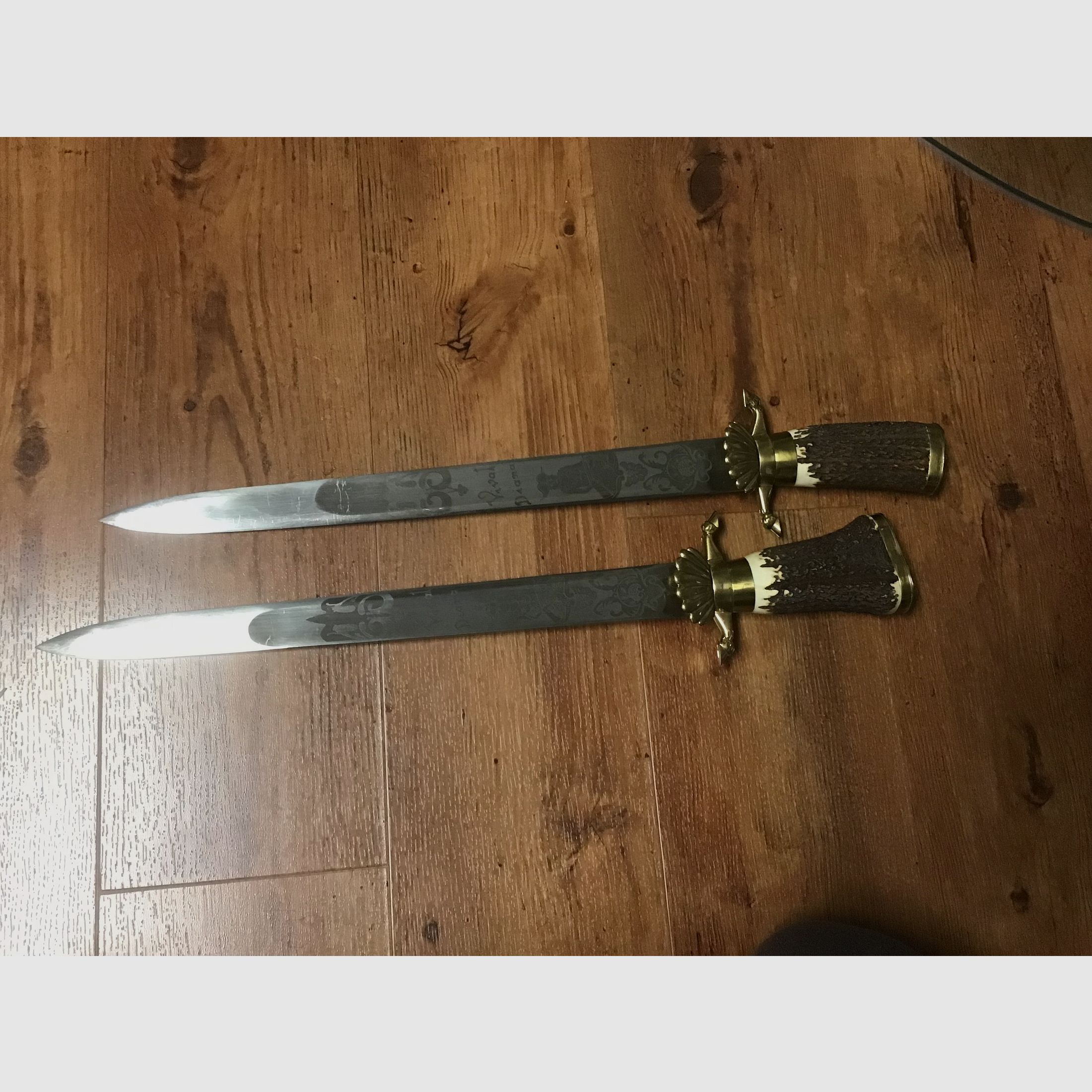 2 beaux couteaux de chasse presque épées avec l'inscription Vivat Diana