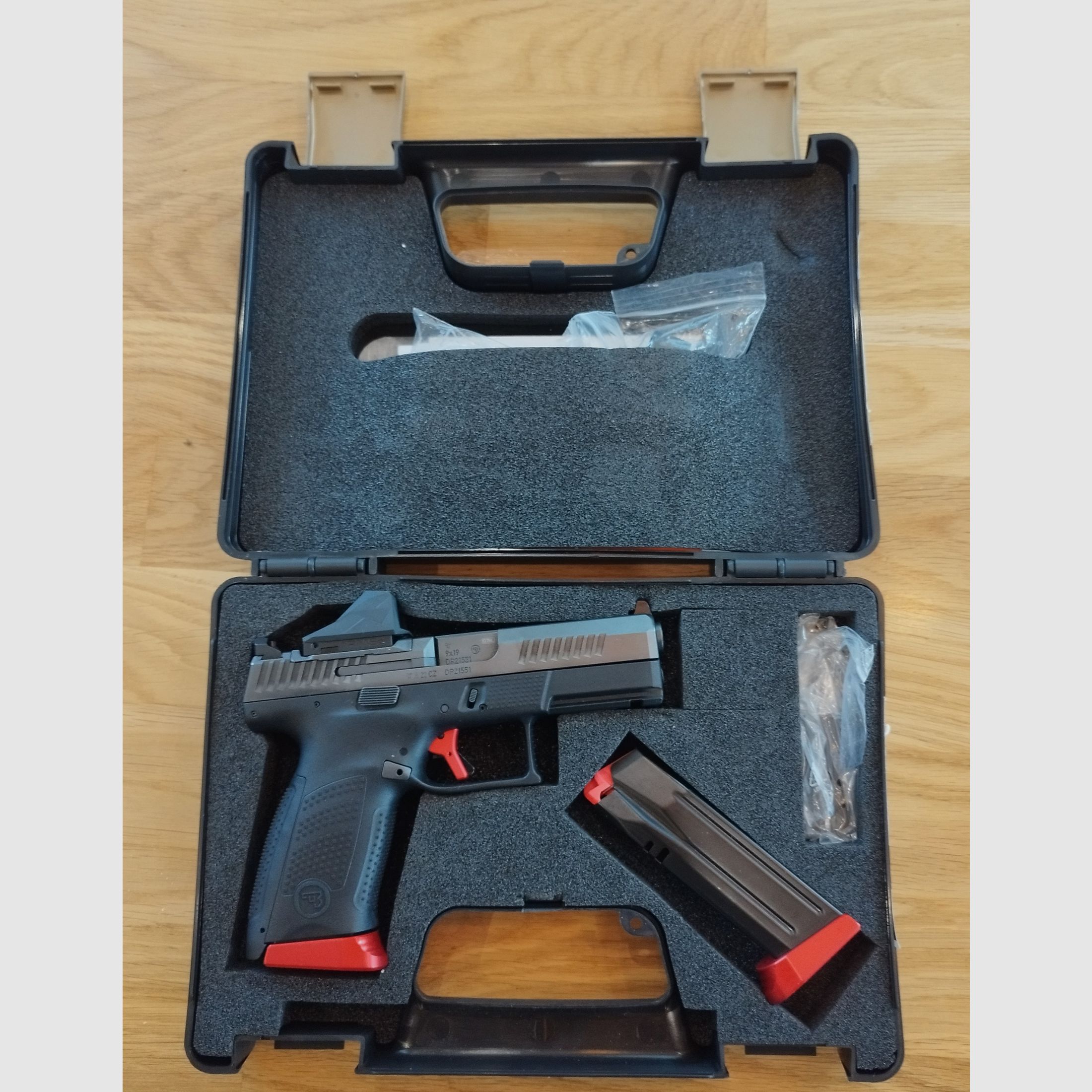 Conjunto de edición especial CZ P-10 C OR Red, incluido el visor Shield Sight RMS