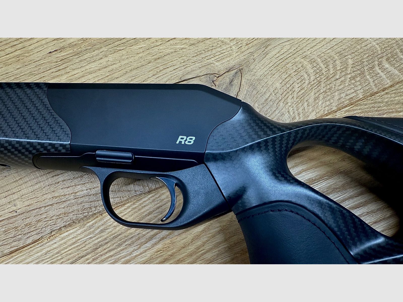 Blaser Schaft mit Gehäuse/System R8 Carbon Leder schwarz / DLC Abzug / Vorderschaft carboniert / Logo silber