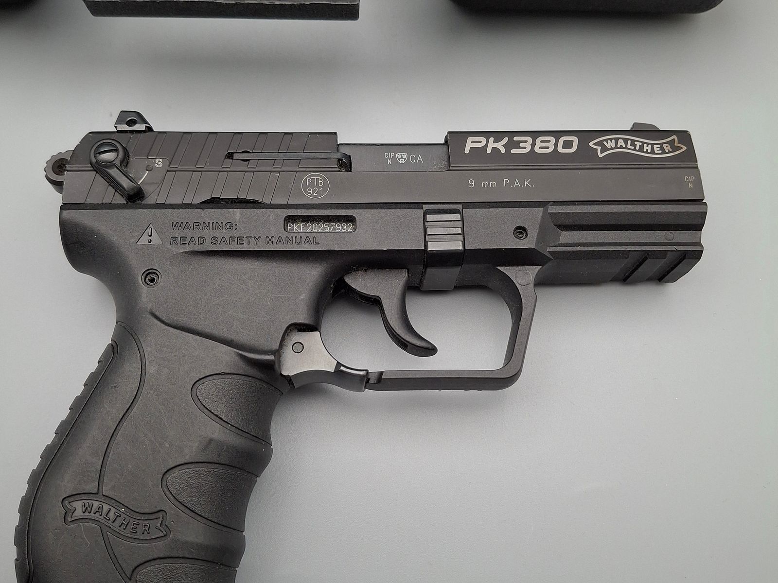 Biete eine Walther PK 380 PAK