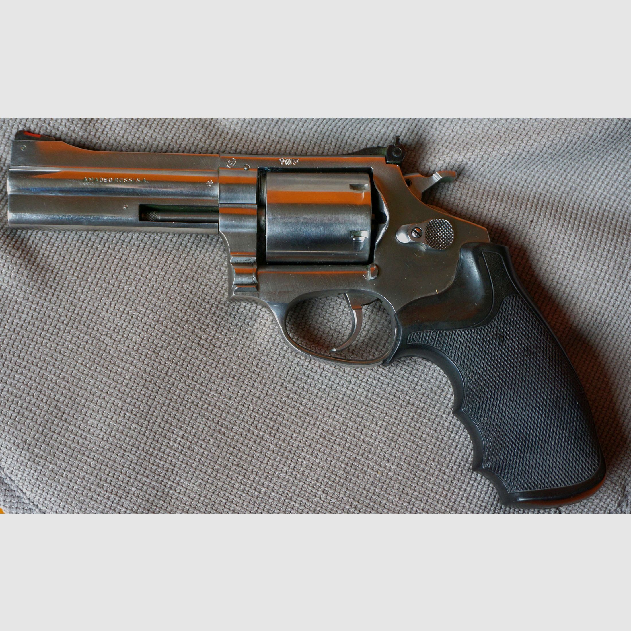 Revolver Marke Rossi Modell 711   .375Mag  4''  Stainlesssteel  Ausführung