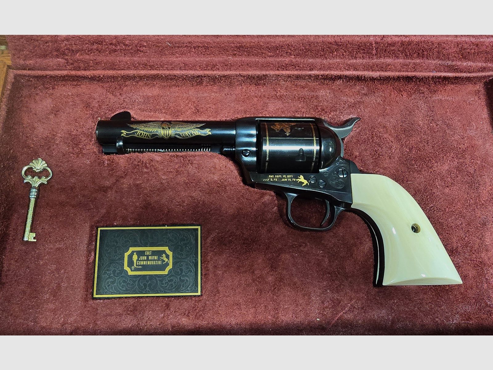 Model: Colt (#357), Mod. SAA (broń bez szczególnych cech) - Kaliber: .45Colt (#194) - John Wayne Rewolwer kolekcjonerski w drewnianej skrzynce