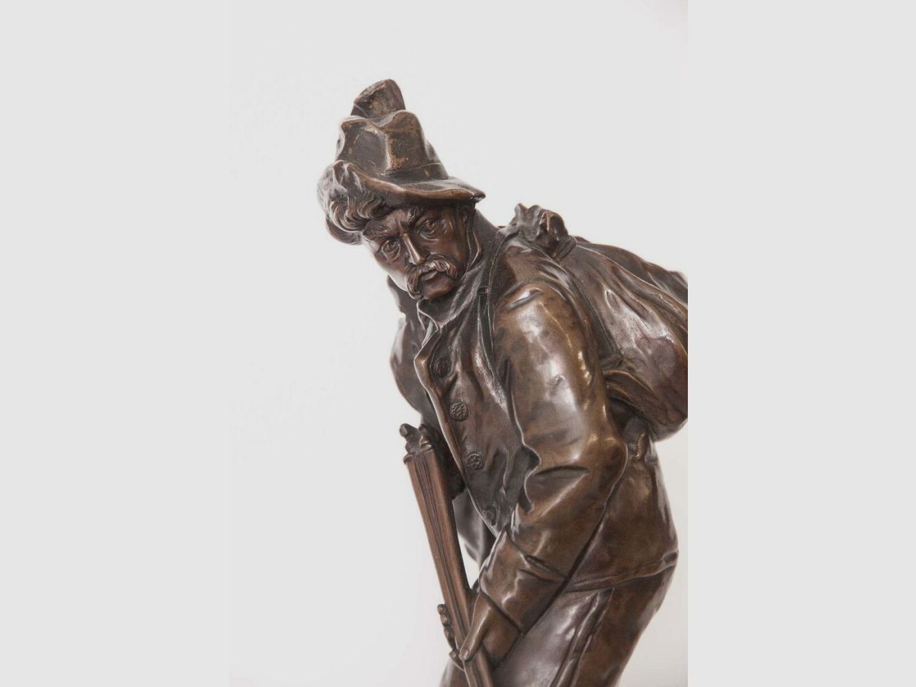 Escultura de cazador de bronce Oskar Hertel