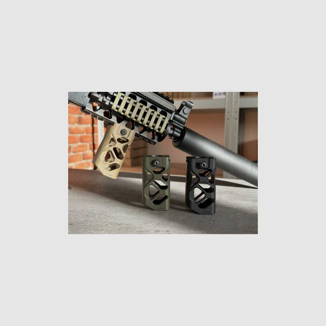 KPYK Aluminium Vordergriff mit Picatinny-Befestigung CRC 9048P Coyote Tan